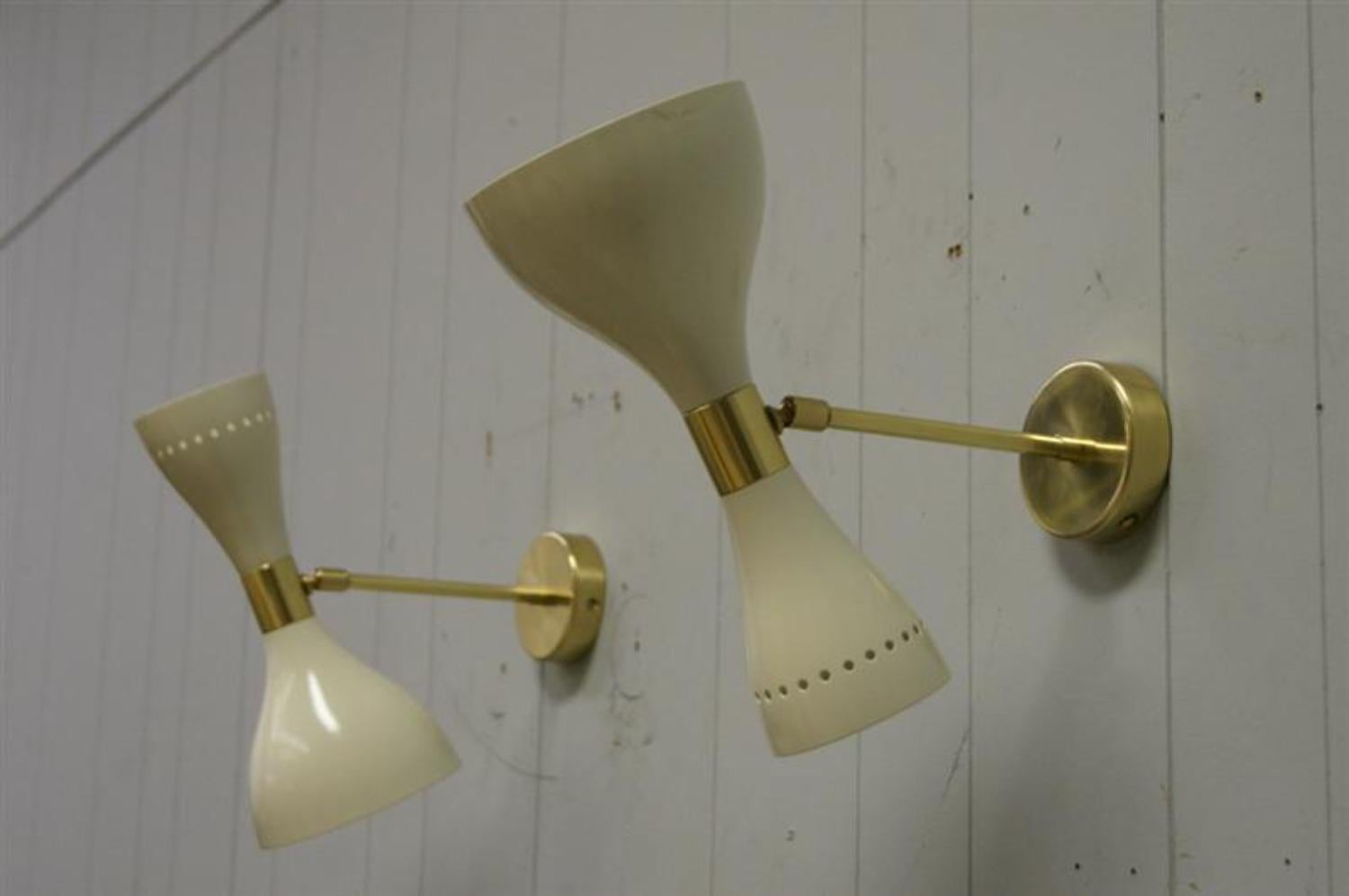Coppia di lampade italiane
Smalto avorio su alluminio con bracci e accessori in ottone. Le lampade possono essere posizionate in qualsiasi angolo. Ogni applique è dotata di due lampadine a candelabro. Bracci in ottone, tonalità completamente