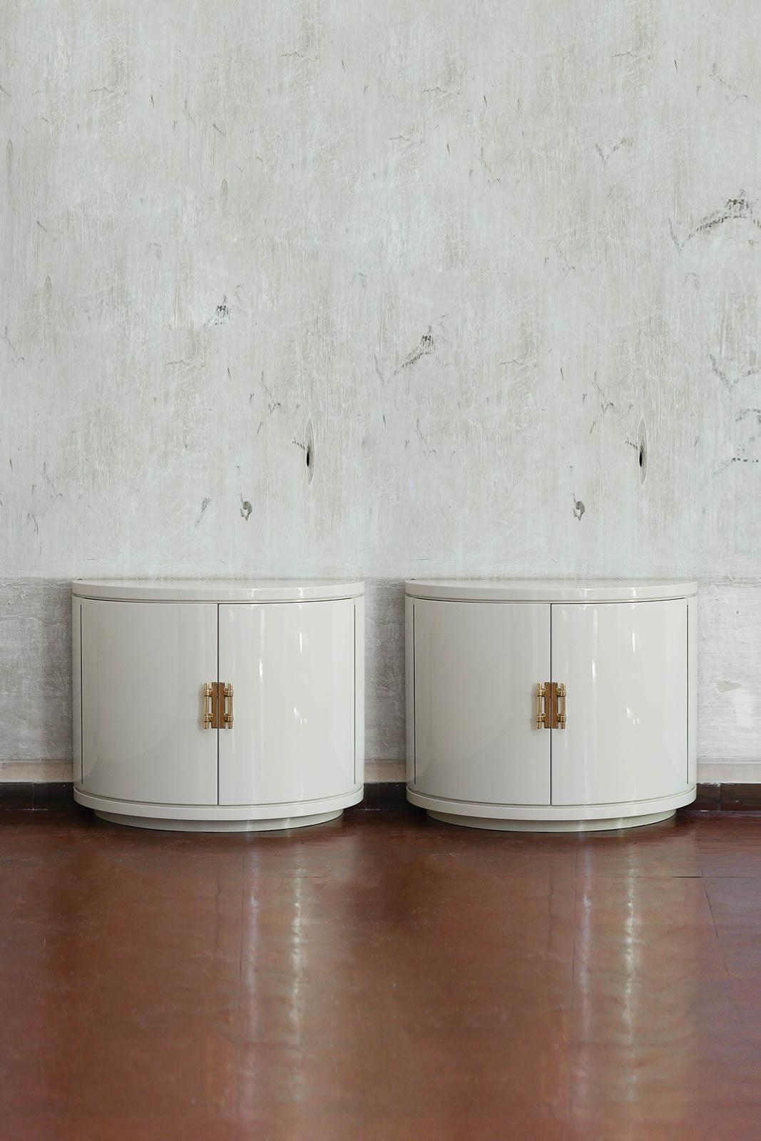 Pair of ivory lacquered half-moon sideboards with brass details, 1930s. Lacquered series
Product details
Dimensions 100 W x 80 H x 50 D cm
The pair of sideboards comes from the Enrico and Antonio Falqui collection - Antonello Falqui's home. The