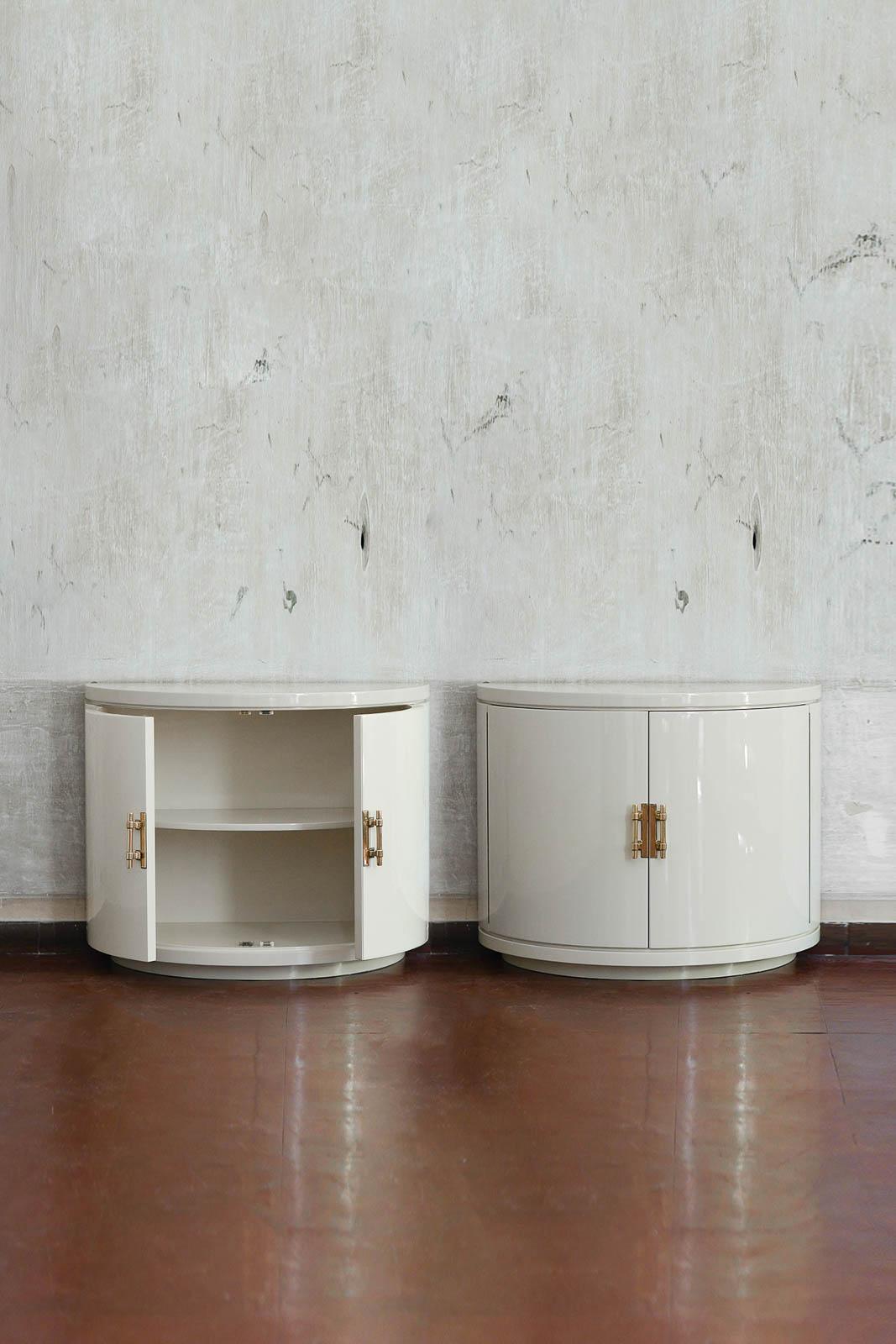 Pair of ivory lacquered half-moon sideboards with brass details, 1930s. In Good Condition For Sale In Roma, RM