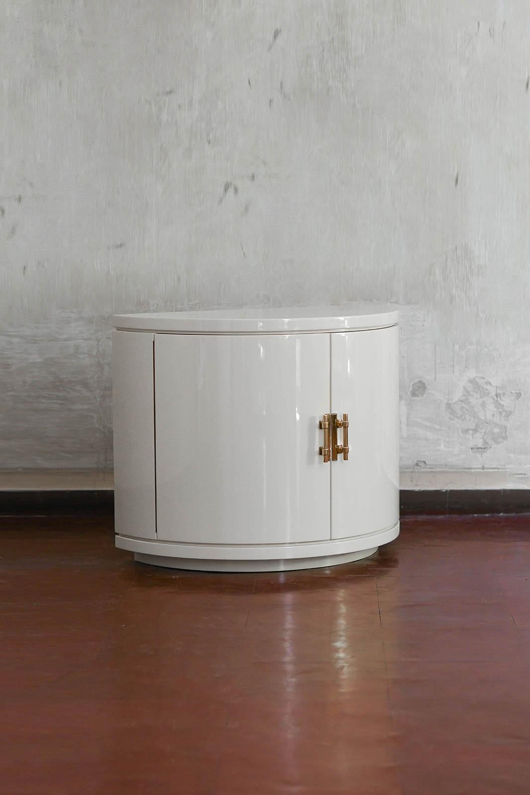 Mid-20th Century Pair of ivory lacquered half-moon sideboards with brass details, 1930s. For Sale