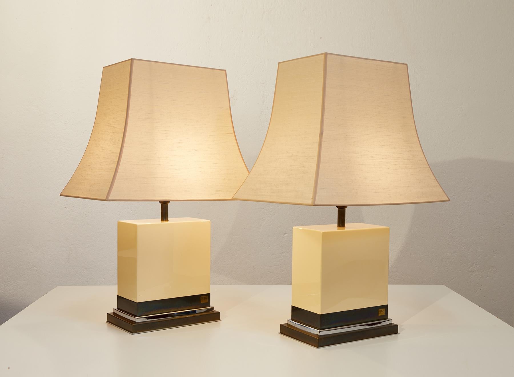 Paire de lampes de bureau laquées ivoire de Jean-Claude Mahey, France 1970-1980 en vente 3