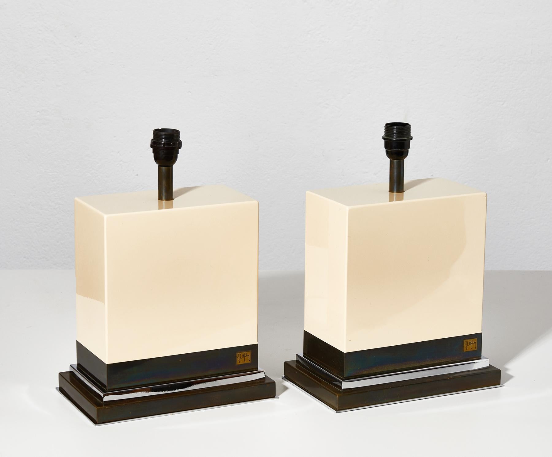 Mid-Century Modern Paire de lampes de bureau laquées ivoire de Jean-Claude Mahey, France 1970-1980 en vente