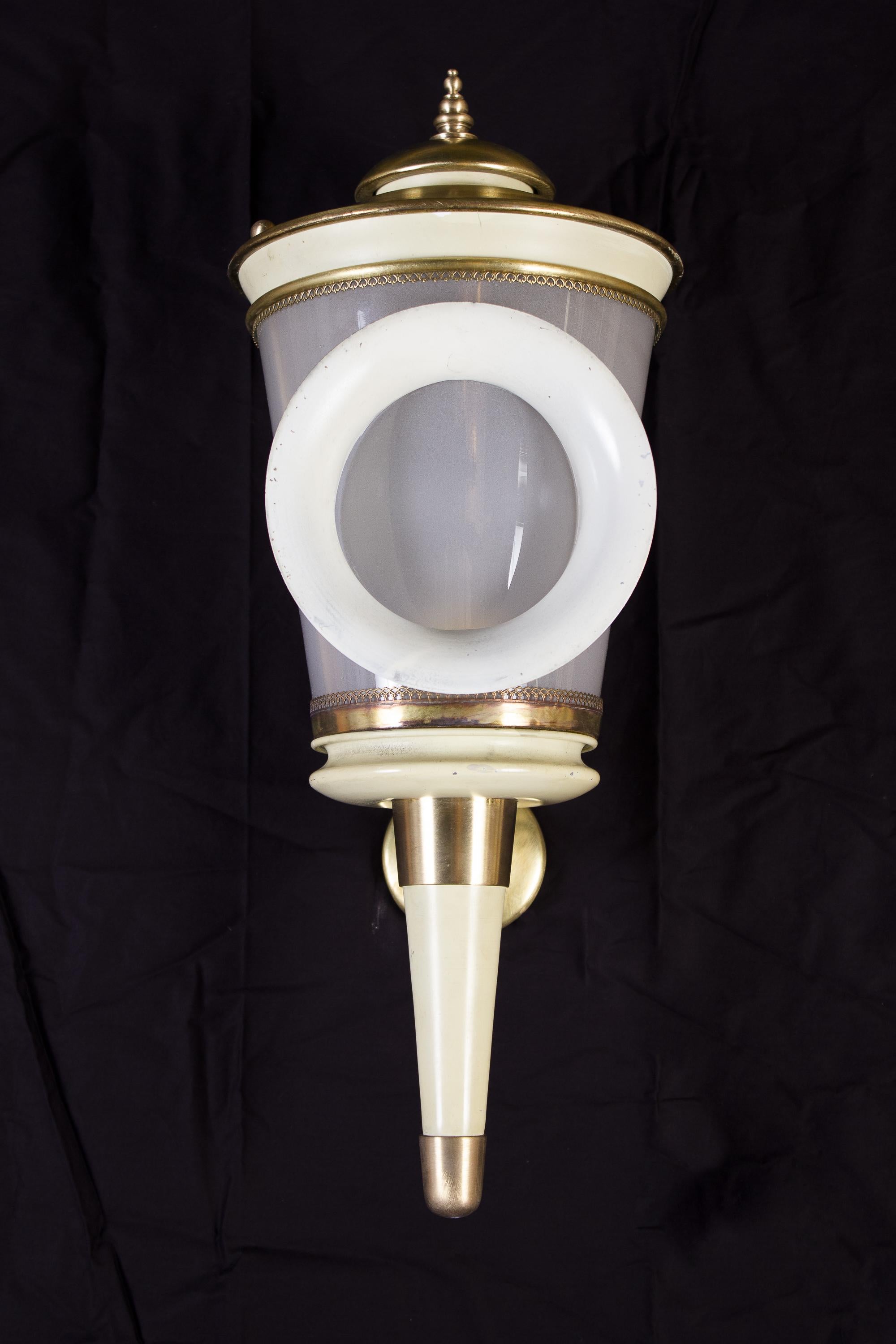 Curieuse et rare paire d'appliques murales en laiton et peinture ivoire avec un précieux verre de Murano soufflé à la main.
 Style Carlo Scarpa, 1940.
  