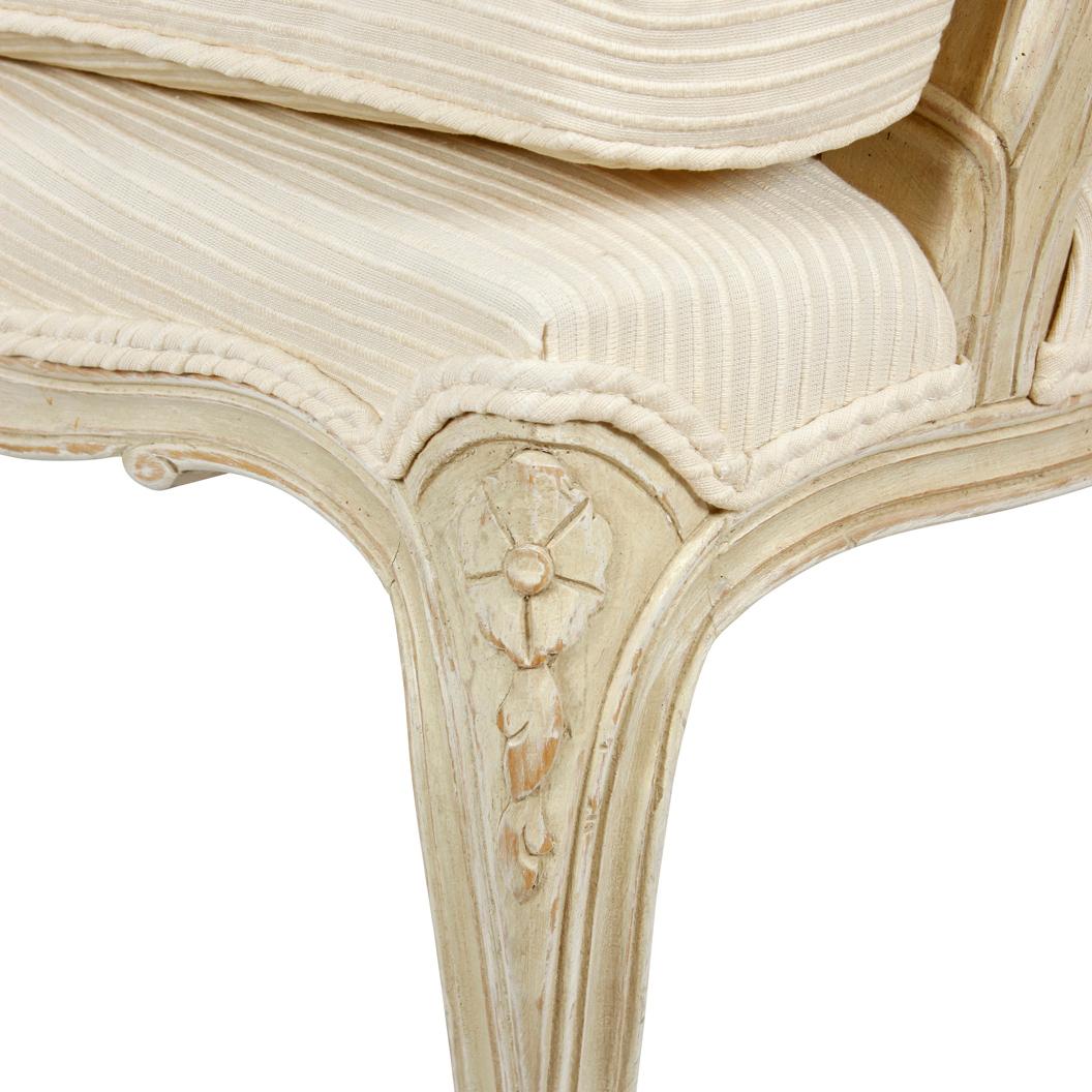 Paar elfenbeinfarbene, bemalte und geschnitzte französische Sessel (Louis XV.) im Angebot