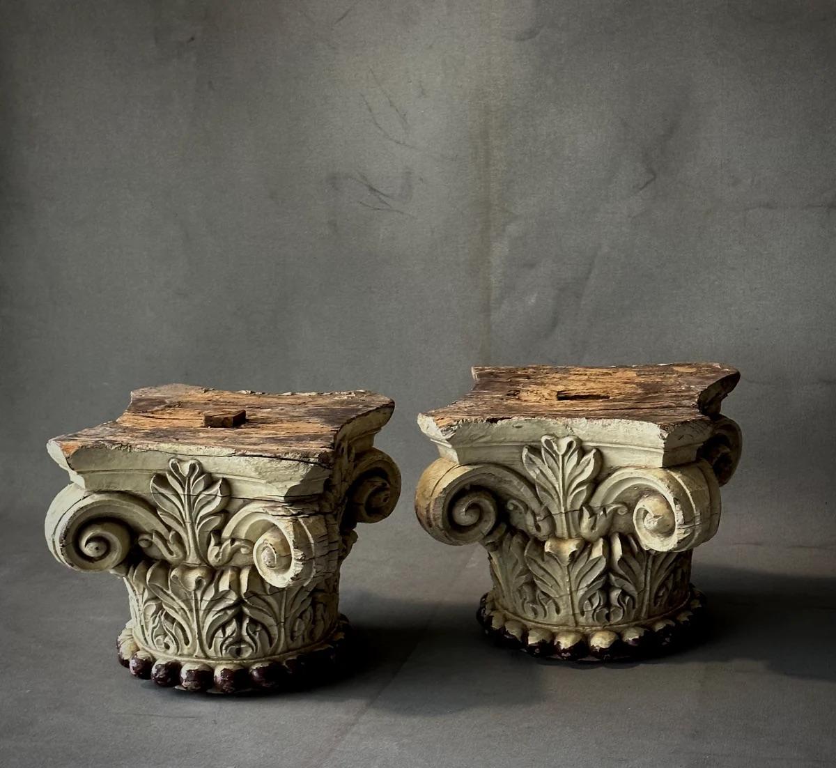 Peint Paire de chapiteaux peints en ivoire du 19ème siècle, Italie en vente