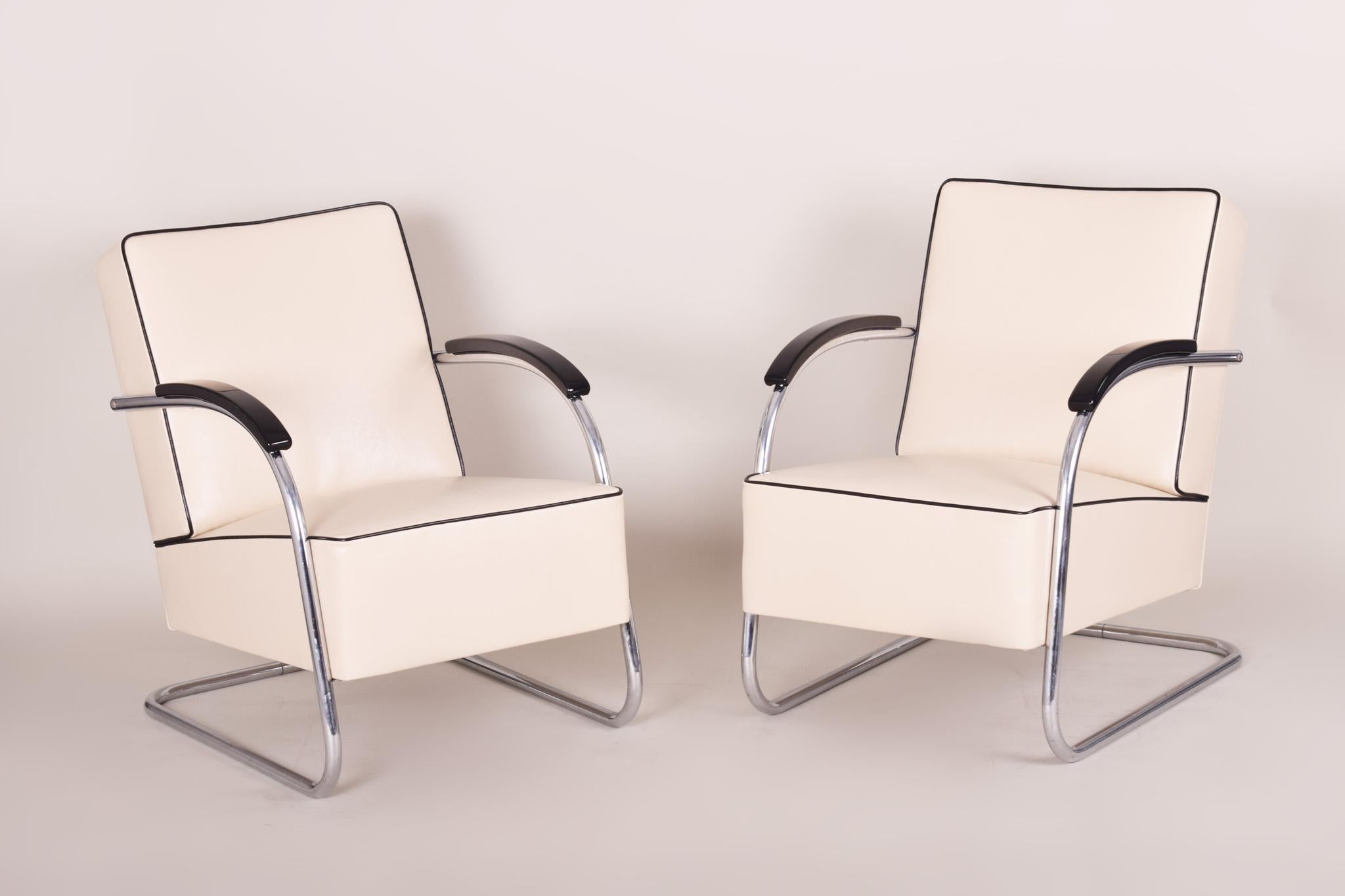 Bauhaus Pair of Ivory Tubular Steel Cantilever Chrome Armchairs, Quality Leather, 1930s For Sale