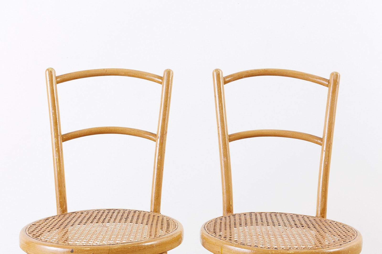 Ein Paar österreichische Stühle aus Bugholz und Schilfrohr von J. und J. Kohn (Handgefertigt) im Angebot