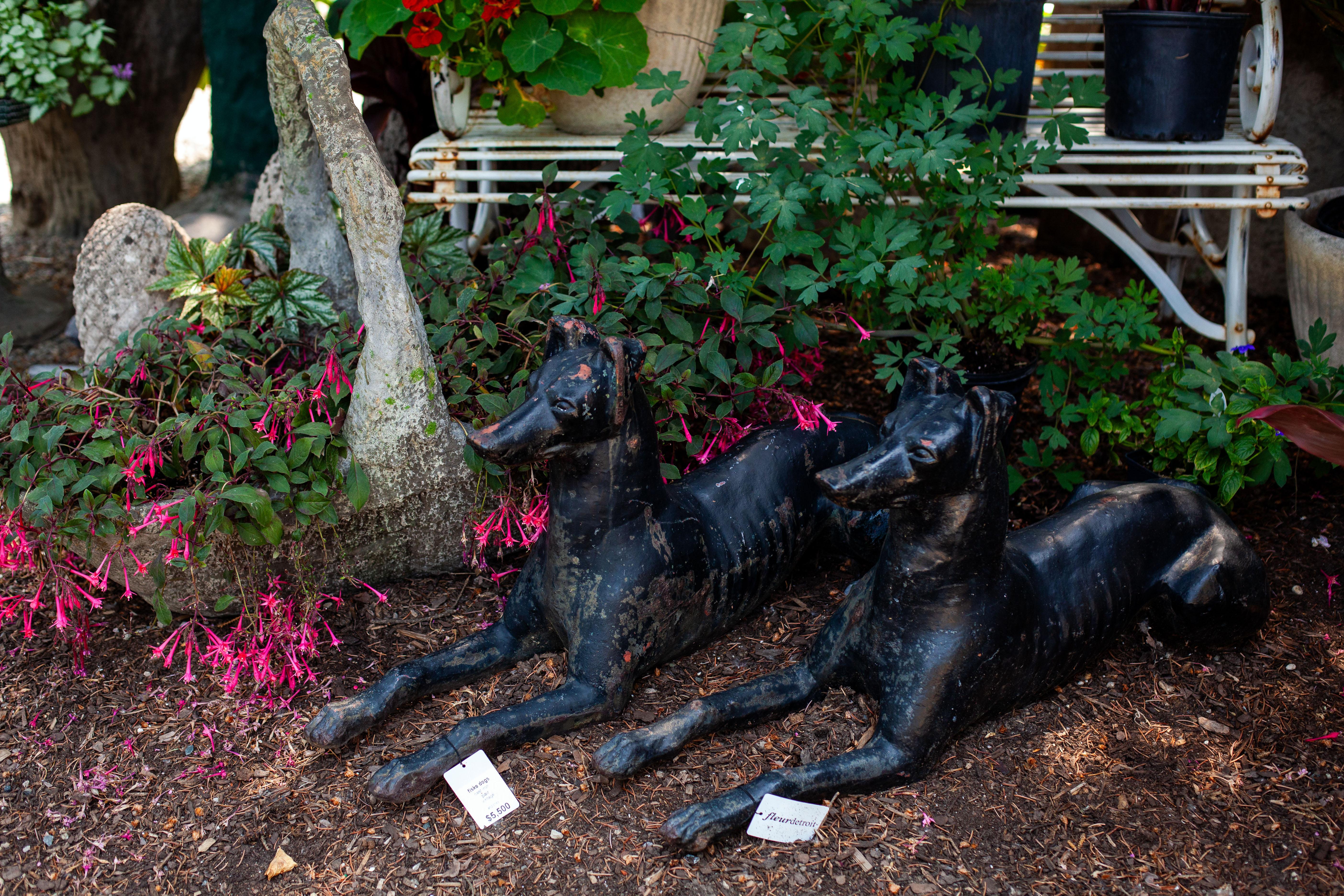 Moulage Paire de statues de jardin de lévriers J. W. Fiske en vente