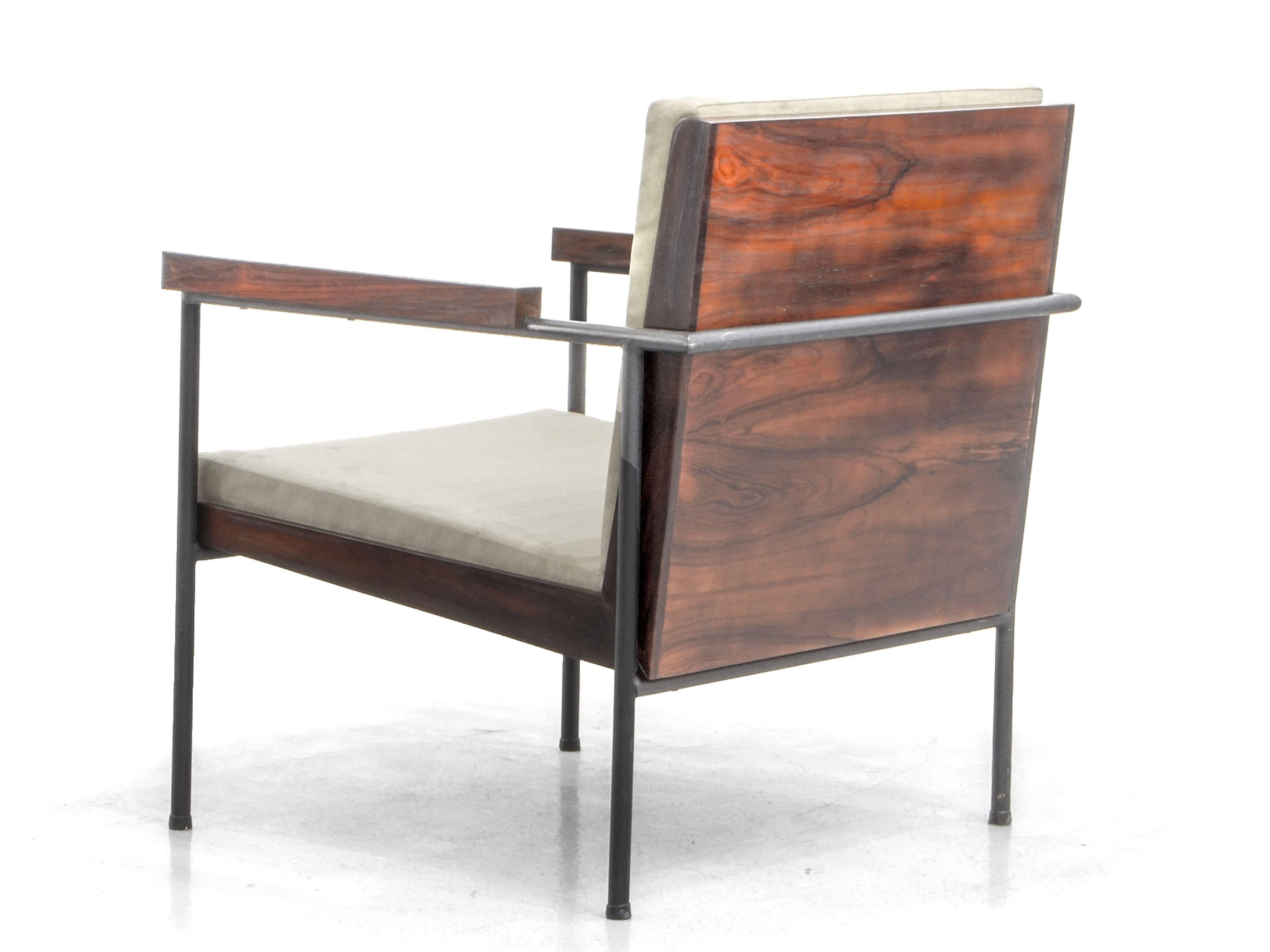 This pair of minimalist jacaranda rosewood armchairs was produced by Geraldo de Barros, one the greatest designers of the Brazilian midcentury, but also an acclaimed painter and photographer.

This armchair is extremely comfortable and an excellent