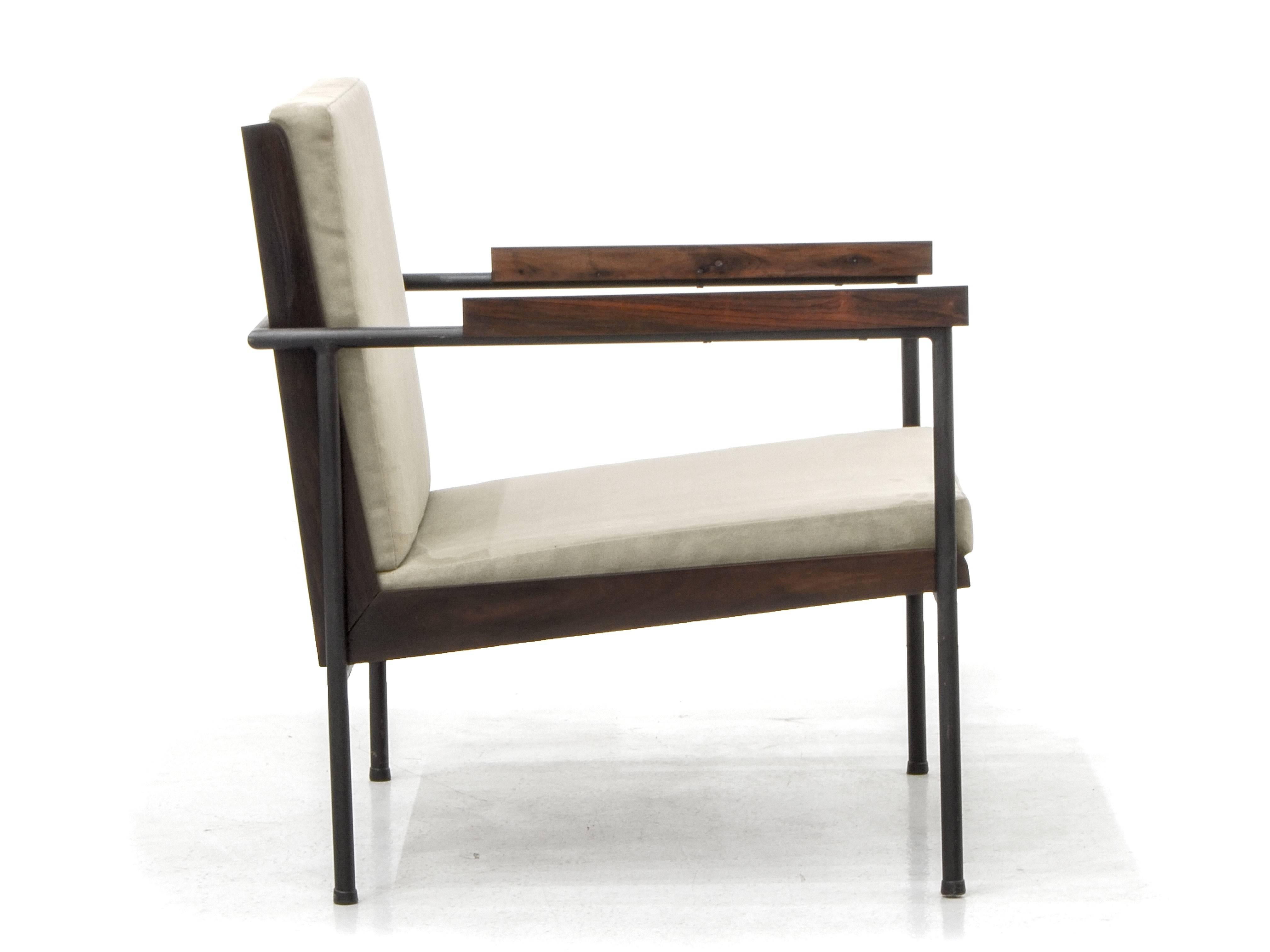 Mid-Century Modern Pair of Brazilian Midcentury Rosewood Minimalist Armchairs, Geraldo de Barros