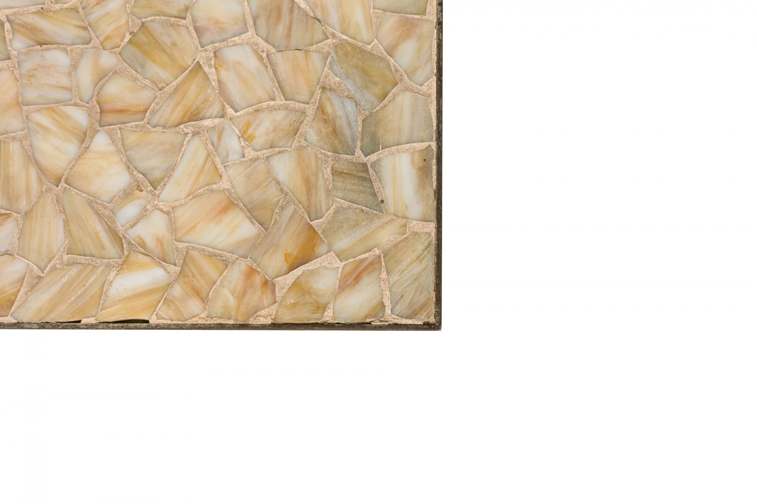Paar Jack Stewart Beige Mosaikfliesen und Messingrahmen Quadratische End- / Beistelltische (Metall) im Angebot
