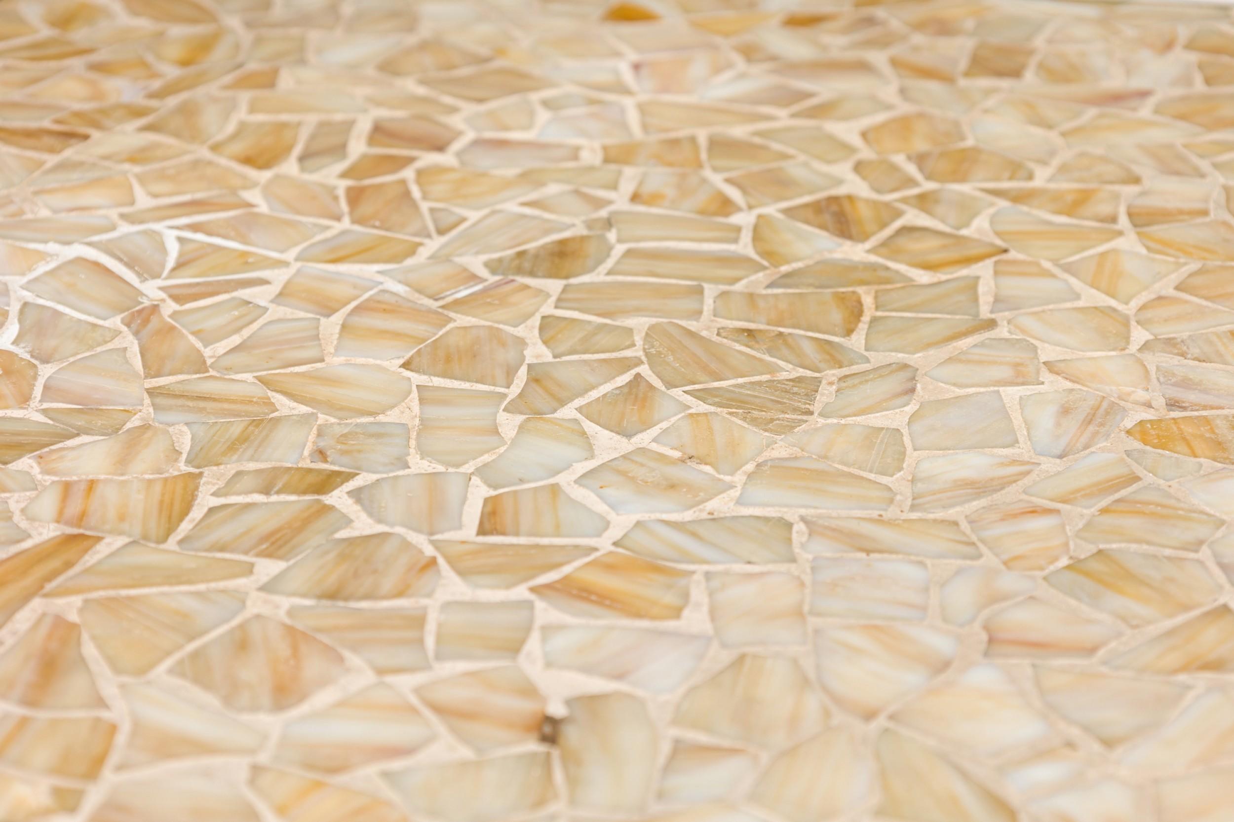 Paar Jack Stewart Beige Mosaikfliesen und Messingrahmen Quadratische End- / Beistelltische im Angebot 2