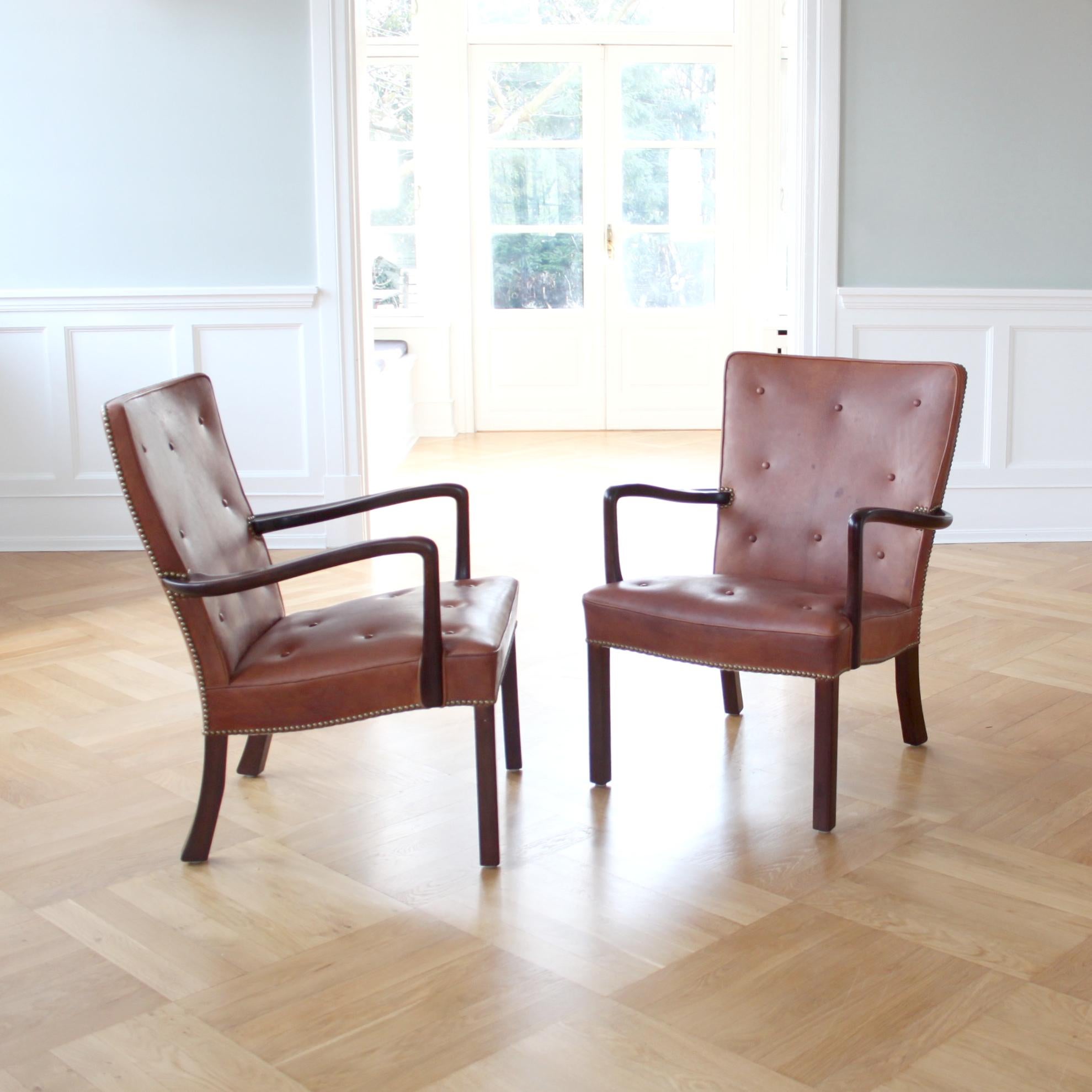 Danois Paire de chaises longues Jacob Kjær en acajou et cuir Niger, moderne scandinave en vente