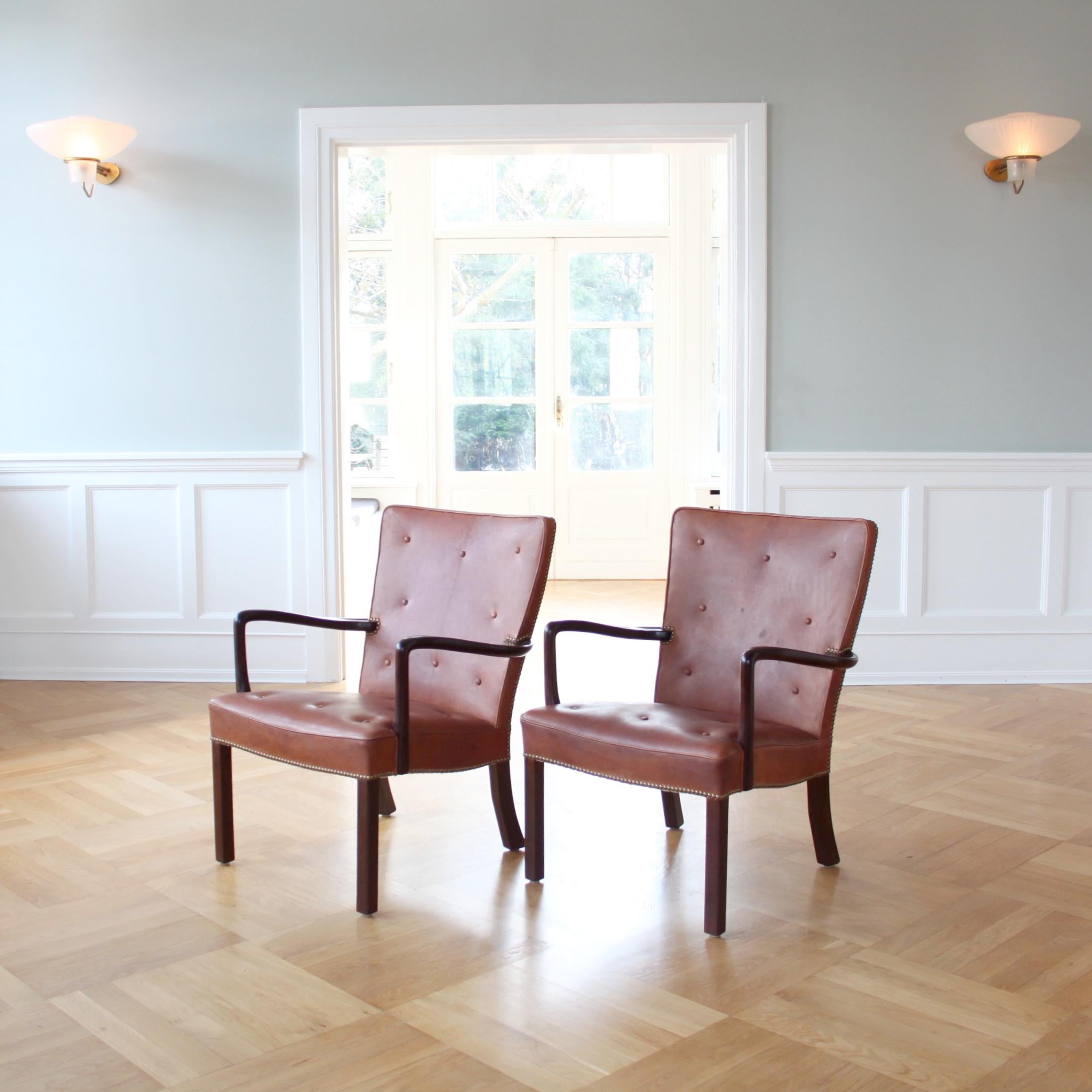 Tacheté Paire de chaises longues Jacob Kjær en acajou et cuir Niger, moderne scandinave en vente