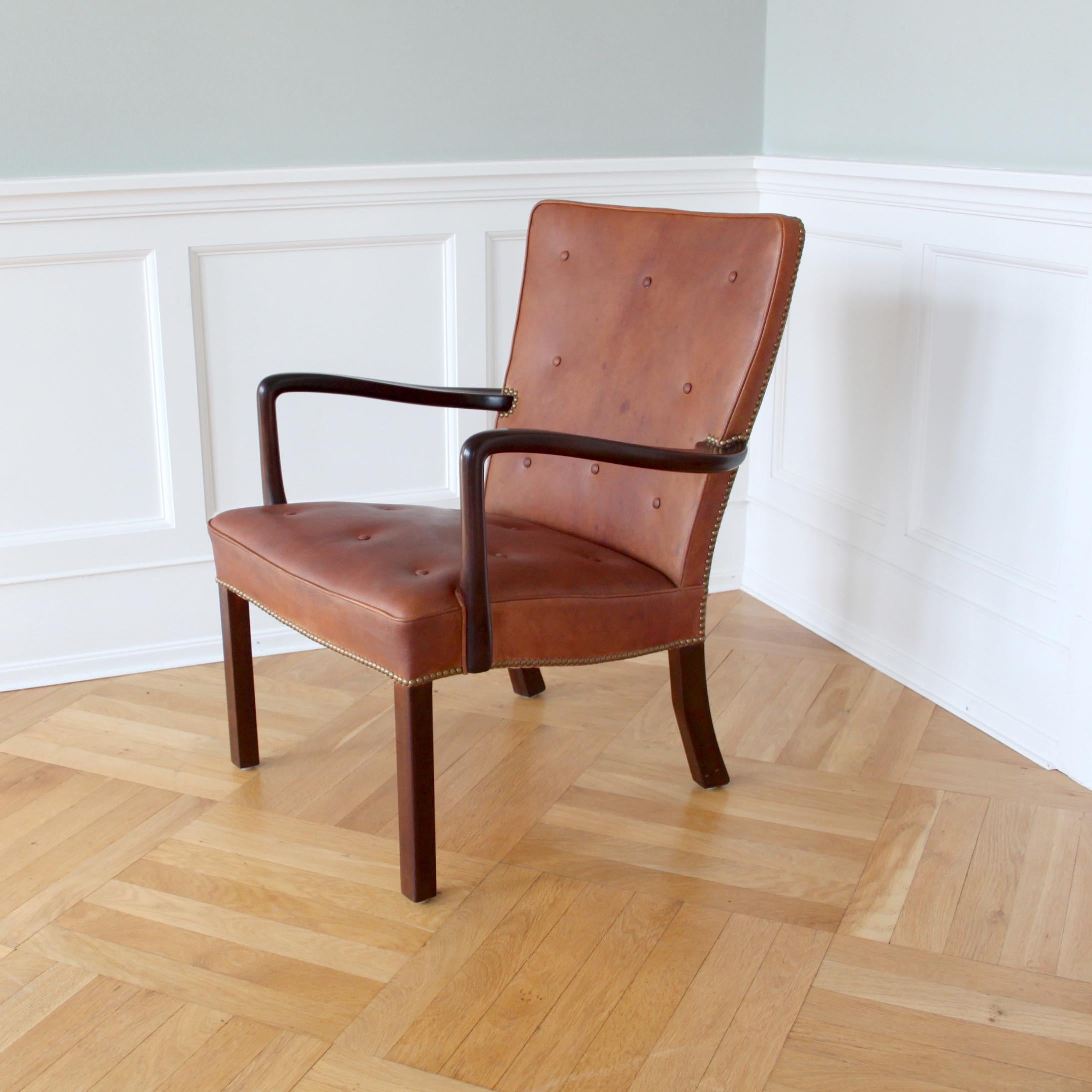 Paar Jacob Kjær Lounge Chairs Mahagoni und Nigerleder, skandinavisch modern (Leder) im Angebot