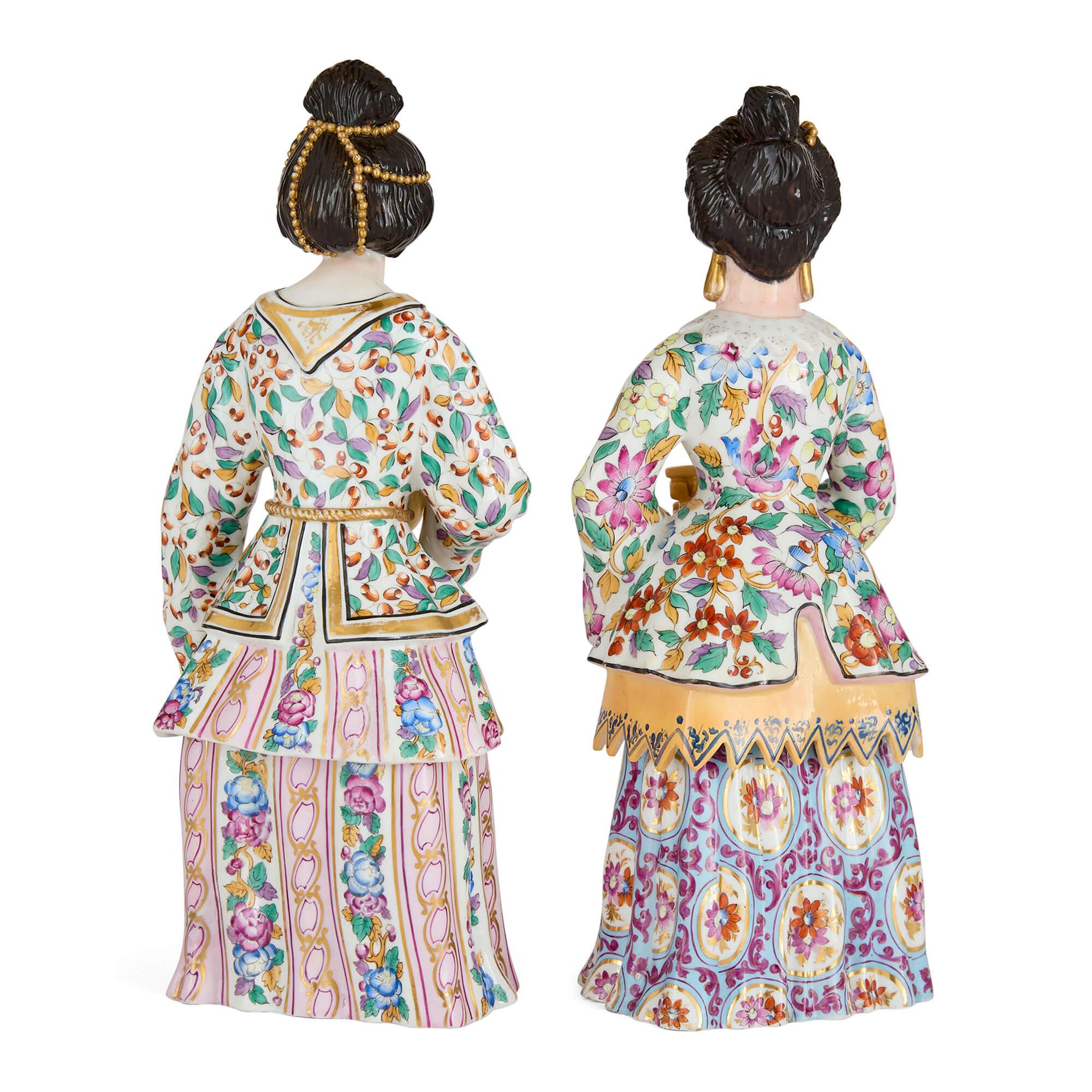 Paar orientalische Porzellanflaschen von Jacob Petit
Französisch, Anfang 20. Jahrhundert 
Höhe 32cm, Breite 13cm, Tiefe 10cm

Dieses entzückende Paar Porzellanflaschen ist als orientalisch inspirierte Frauen in bunten Kleidern mit unverkennbar