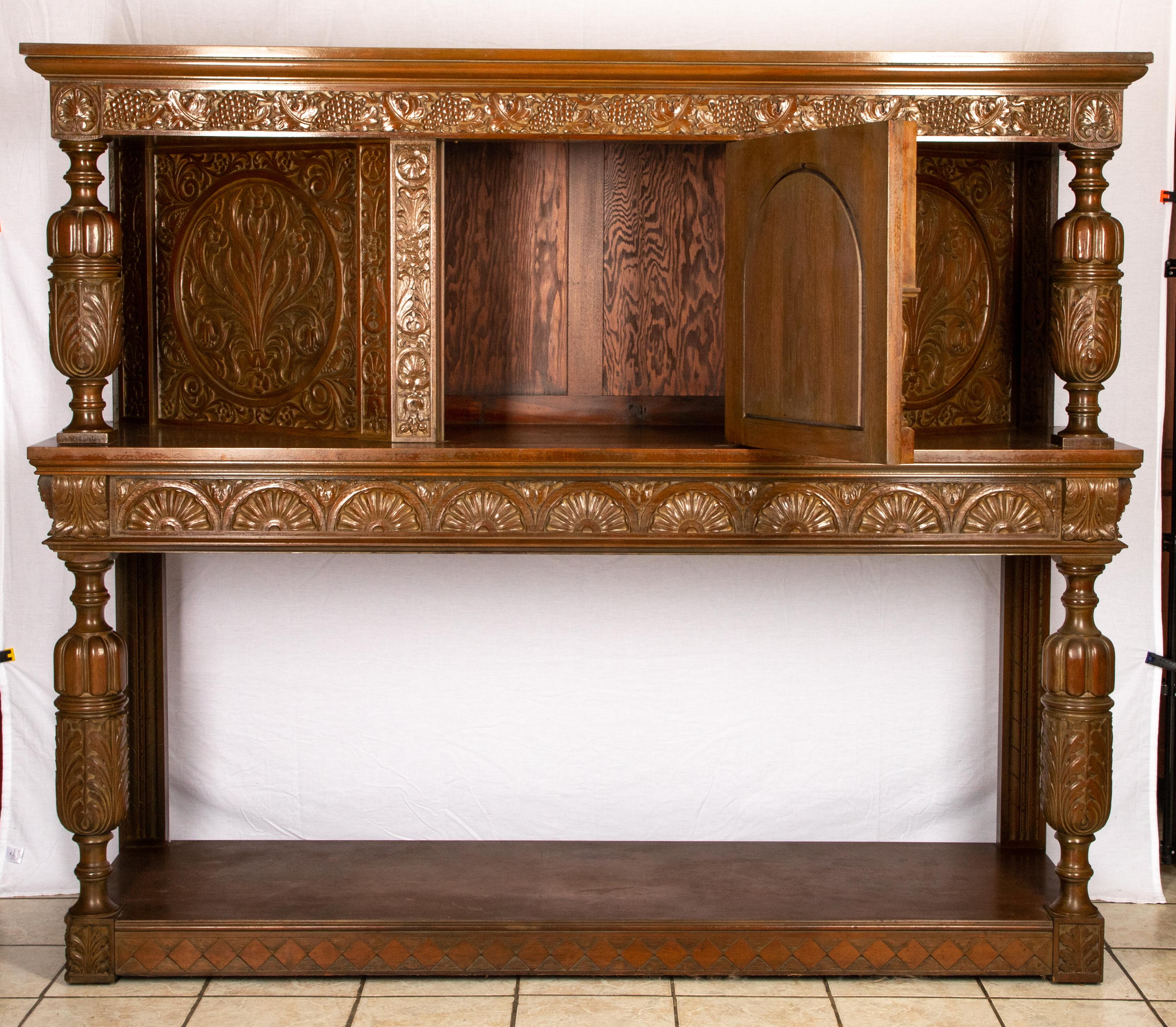 Wir bieten dieses seltene Paar Hofschränke im jakobinischen Stil an. Diese monumentalen Stücke haben handgeschnitzte florale, blattartige und verschnörkelte Details am ganzen Körper. Es gibt vier große Spindeln, die alle handgeschnitzt sind und
