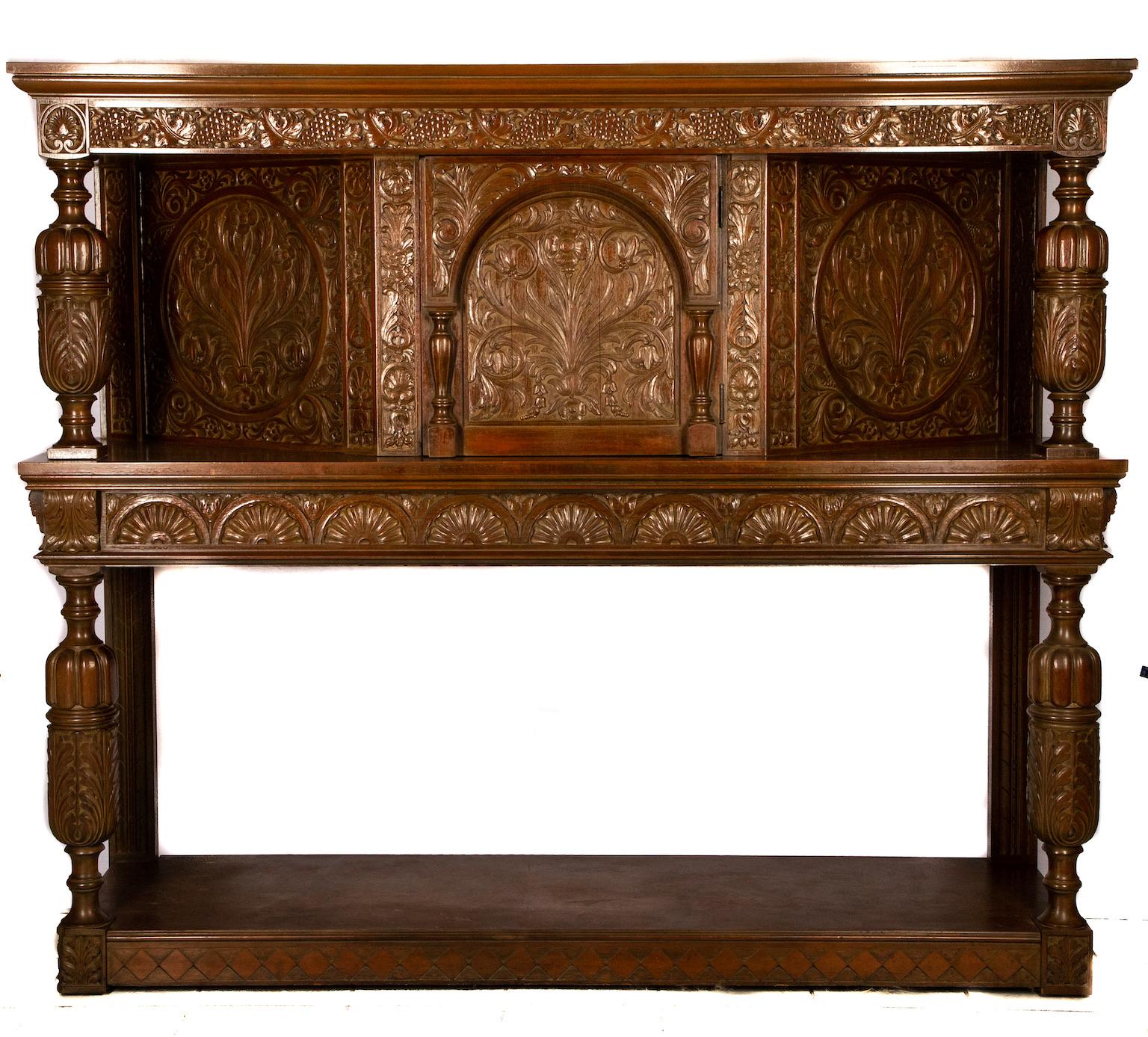 Ein Paar monumentale Hofschränke im jakobinischen Stil (Handgeschnitzt) im Angebot