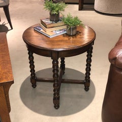 Ein Paar jakobinische runde Beistelltische