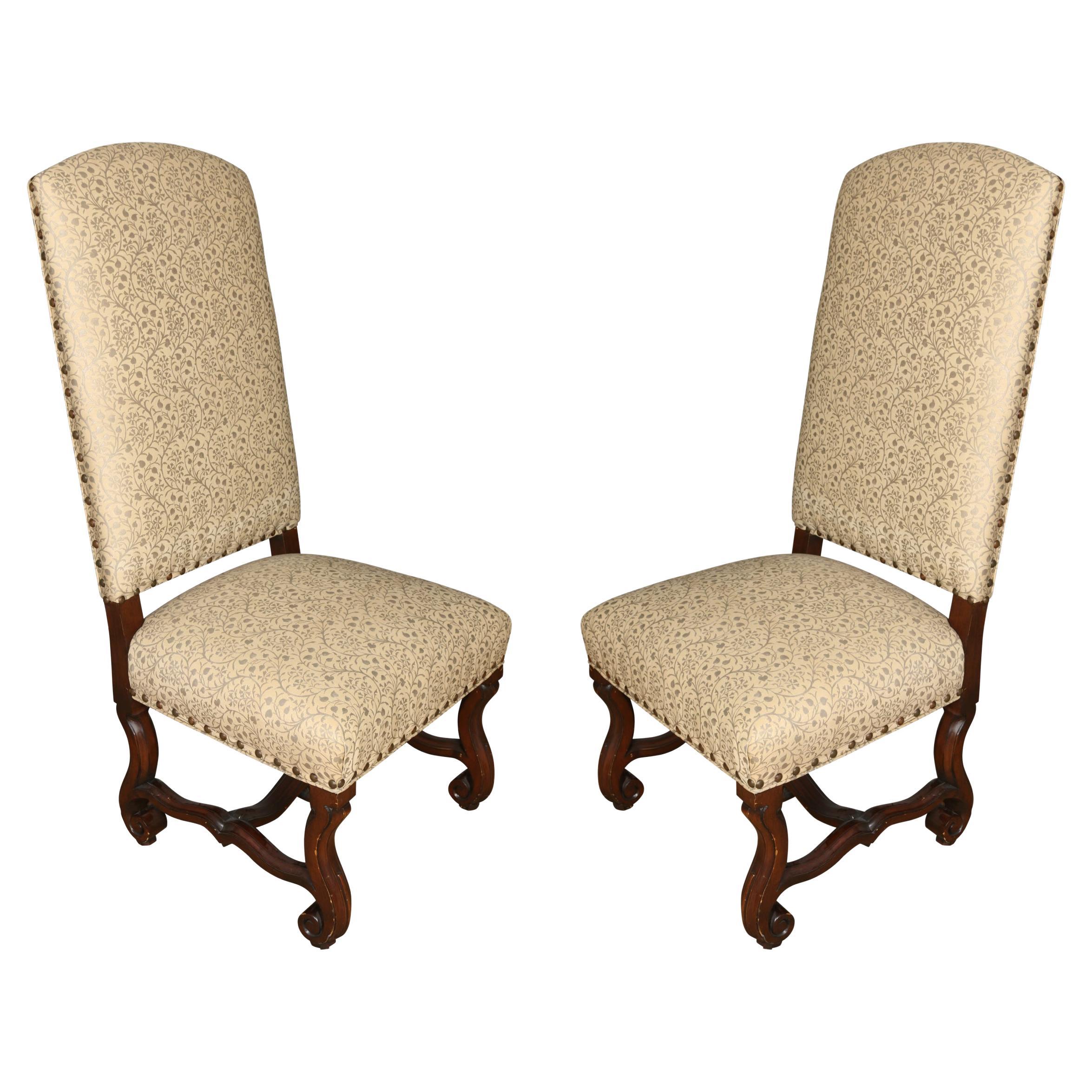Pareja de sillas auxiliares tapizadas de Jacobean Walnut