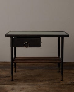 Paire de tables d'appoint en cuir et verre de Jacques Adnet