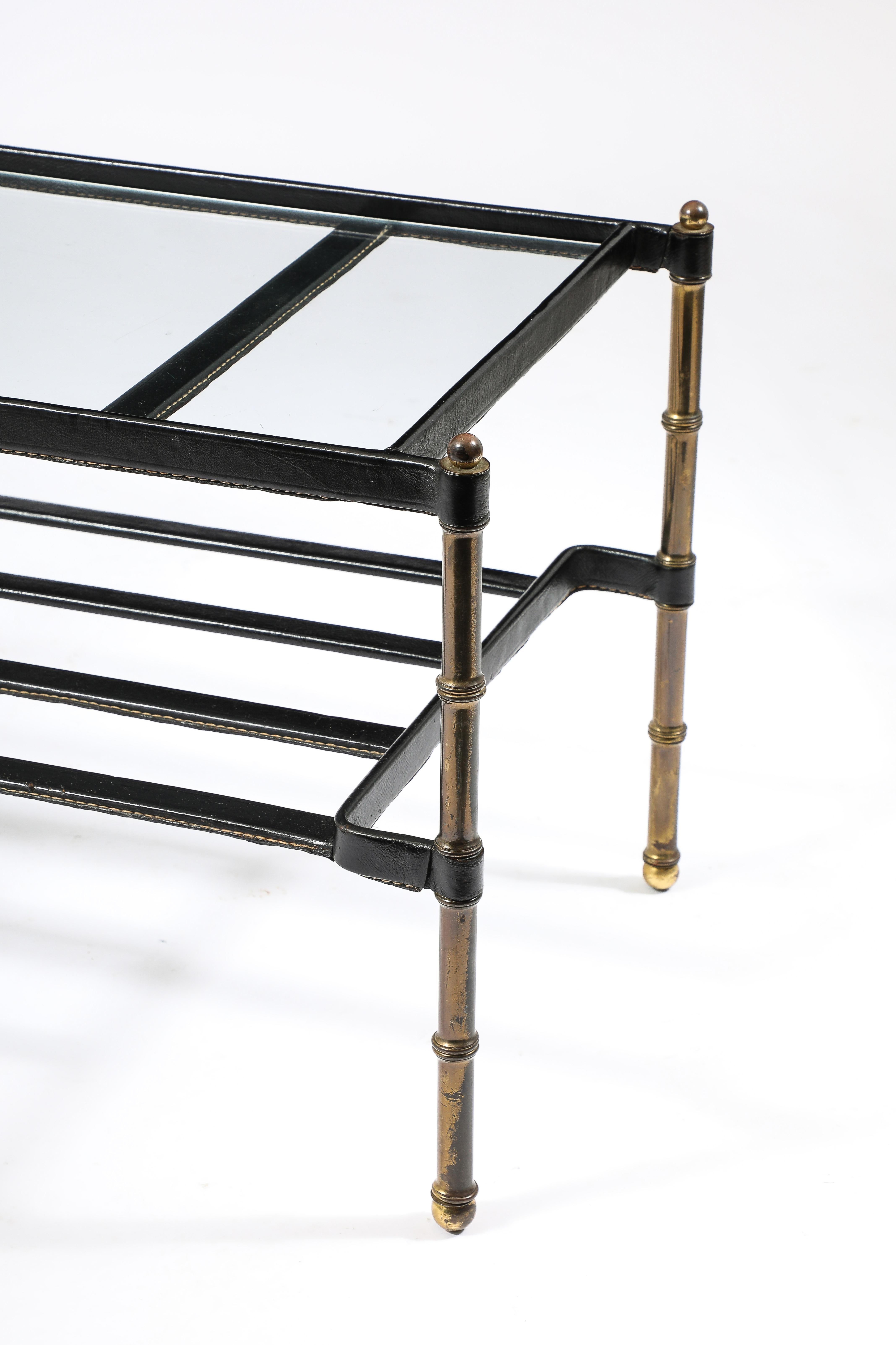 Paire de tables basses assorties Jacques Adnet en cuir et laiton, France, années 1950 en vente 3