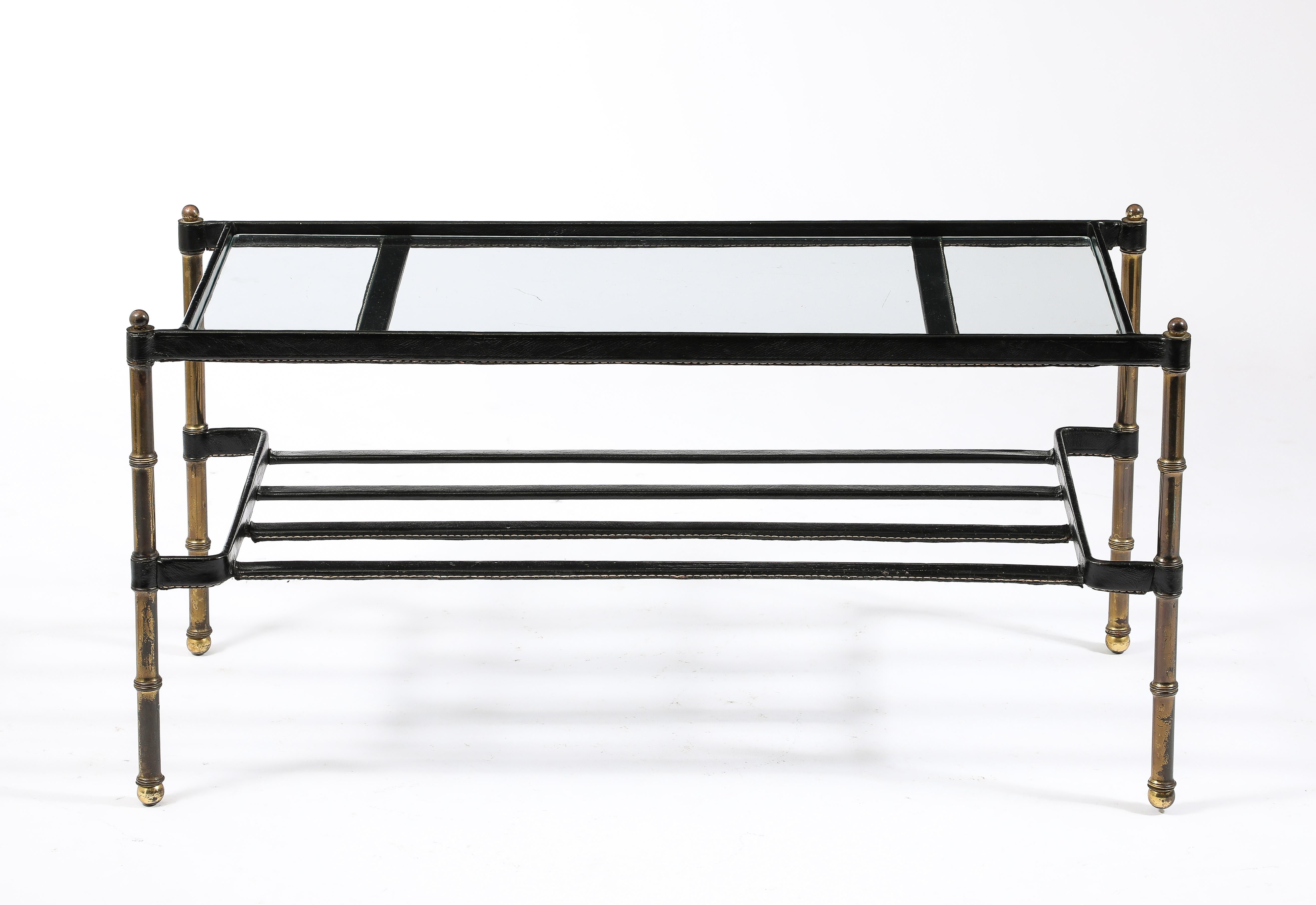 Paire de tables basses assorties Jacques Adnet en cuir et laiton, France, années 1950 en vente 4