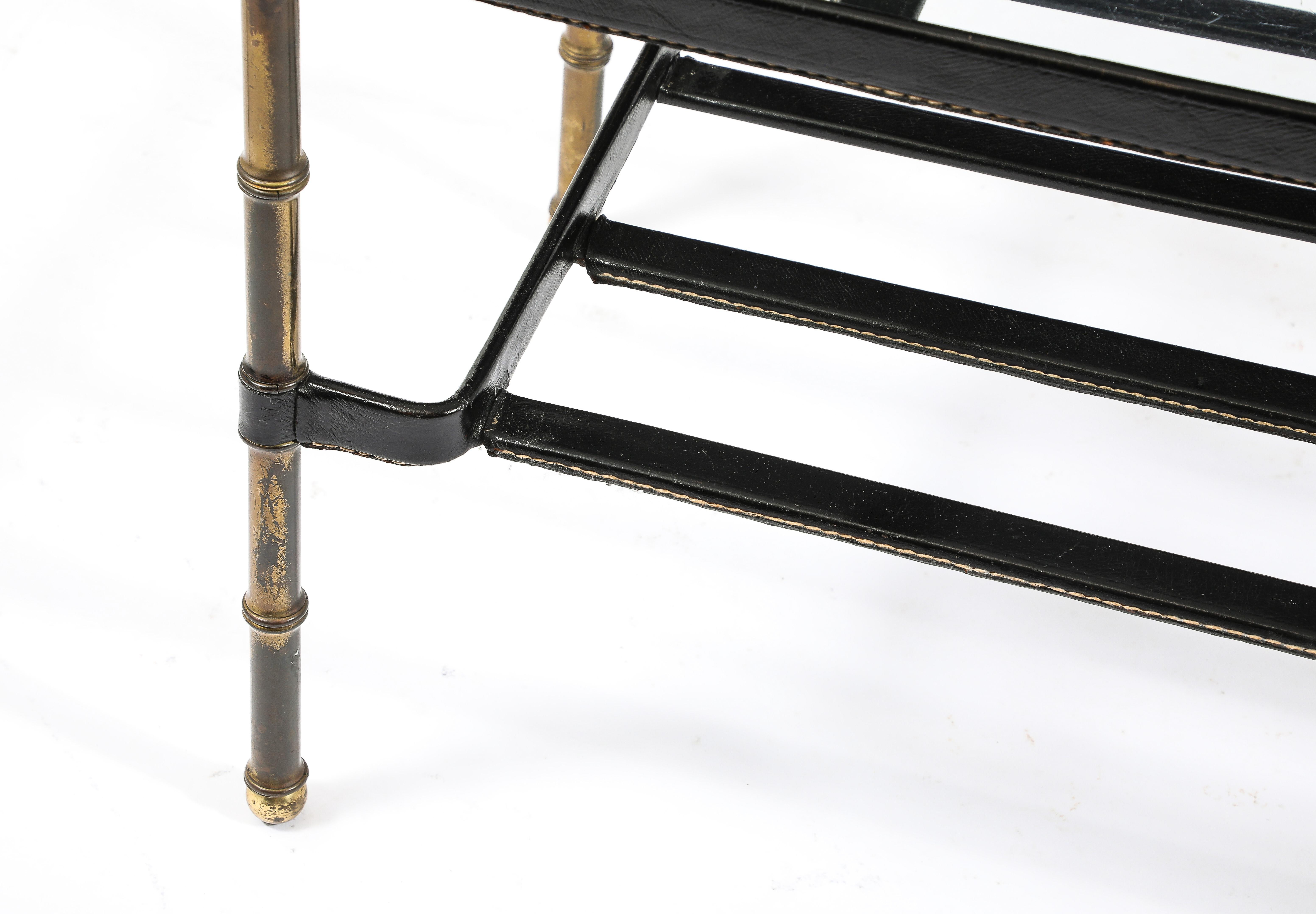 Paire de tables basses assorties Jacques Adnet en cuir et laiton, France, années 1950 en vente 5