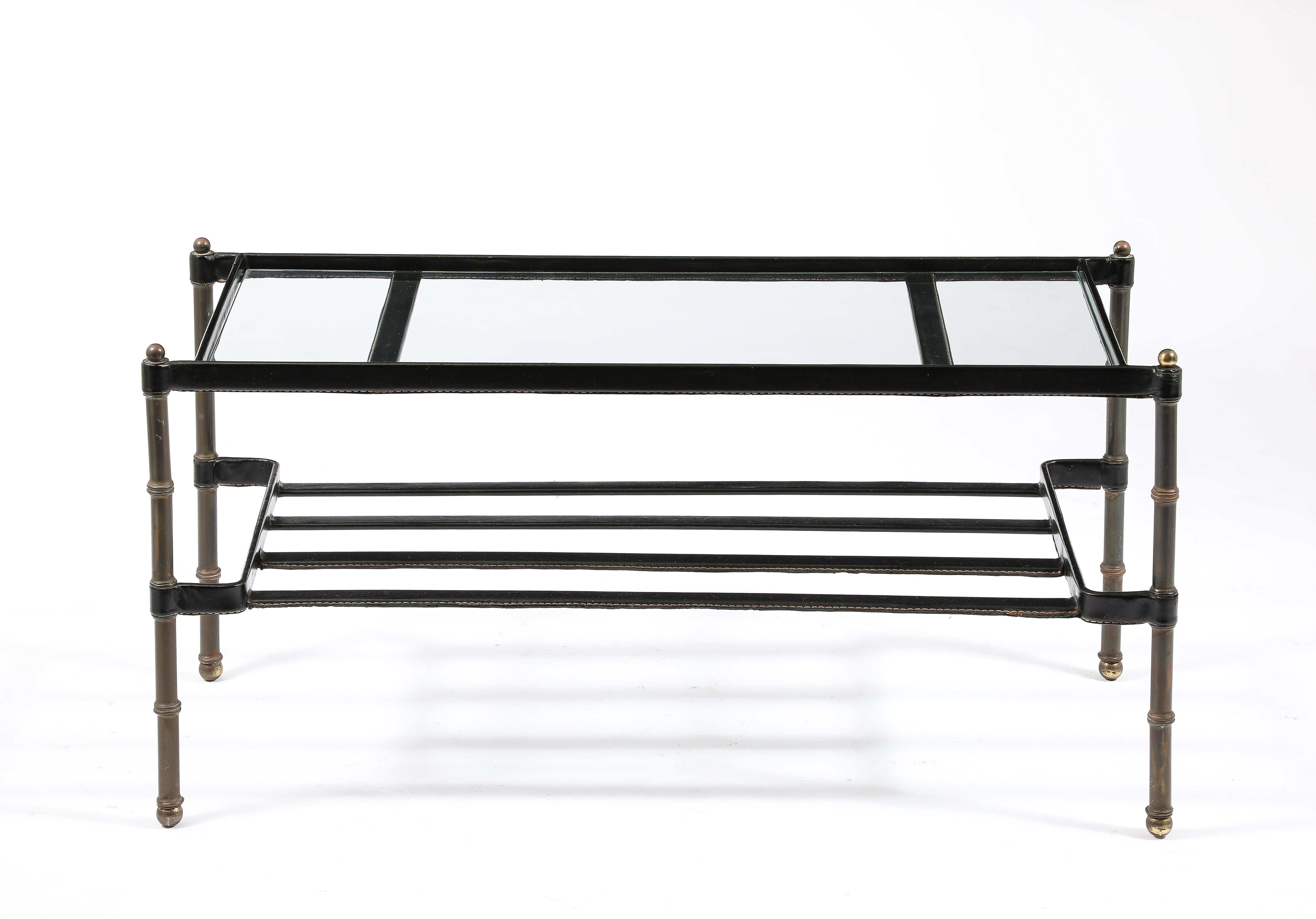 Paire de tables basses assorties Jacques Adnet en cuir et laiton, France, années 1950 en vente 6