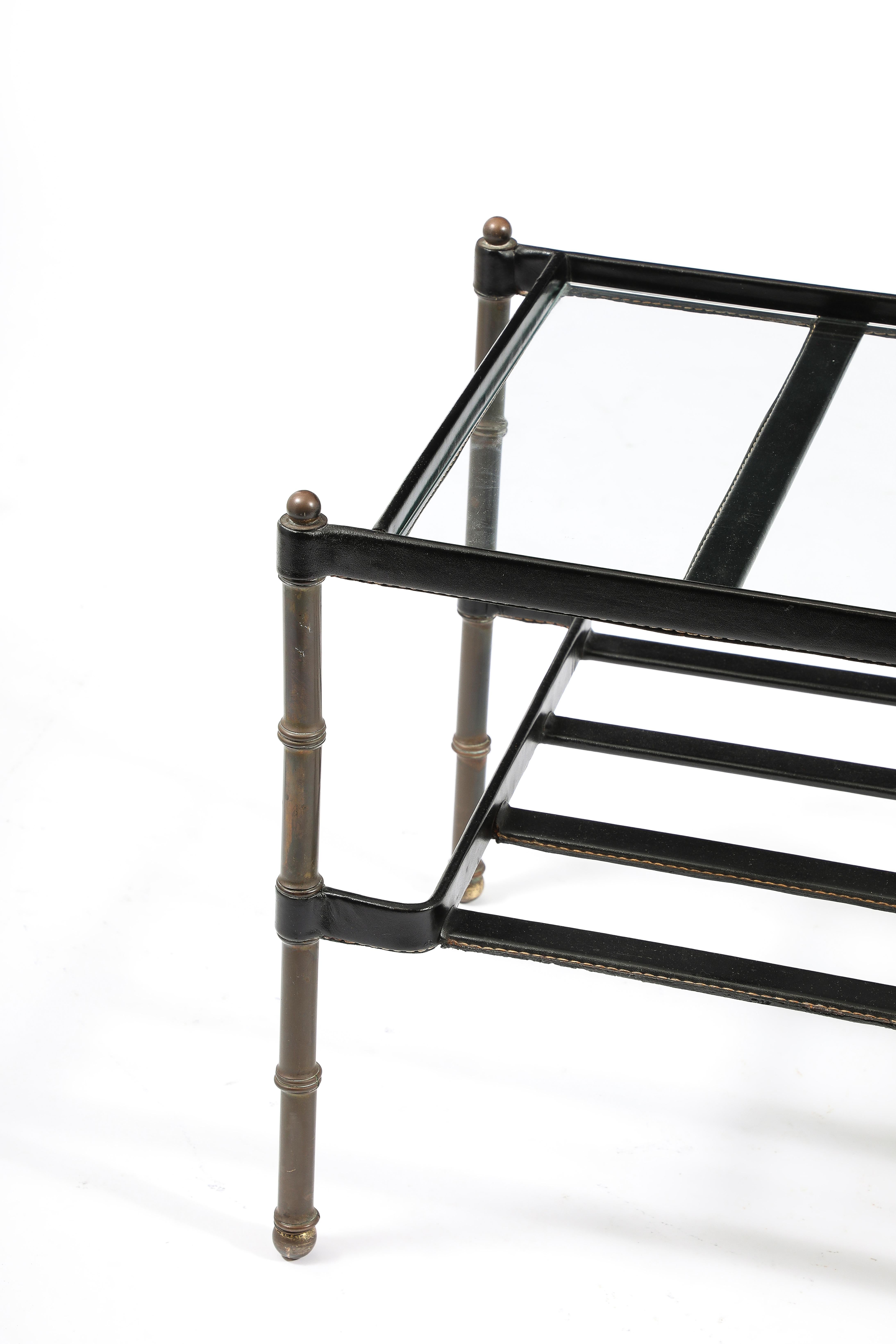 Paire de tables basses assorties Jacques Adnet en cuir et laiton, France, années 1950 en vente 7
