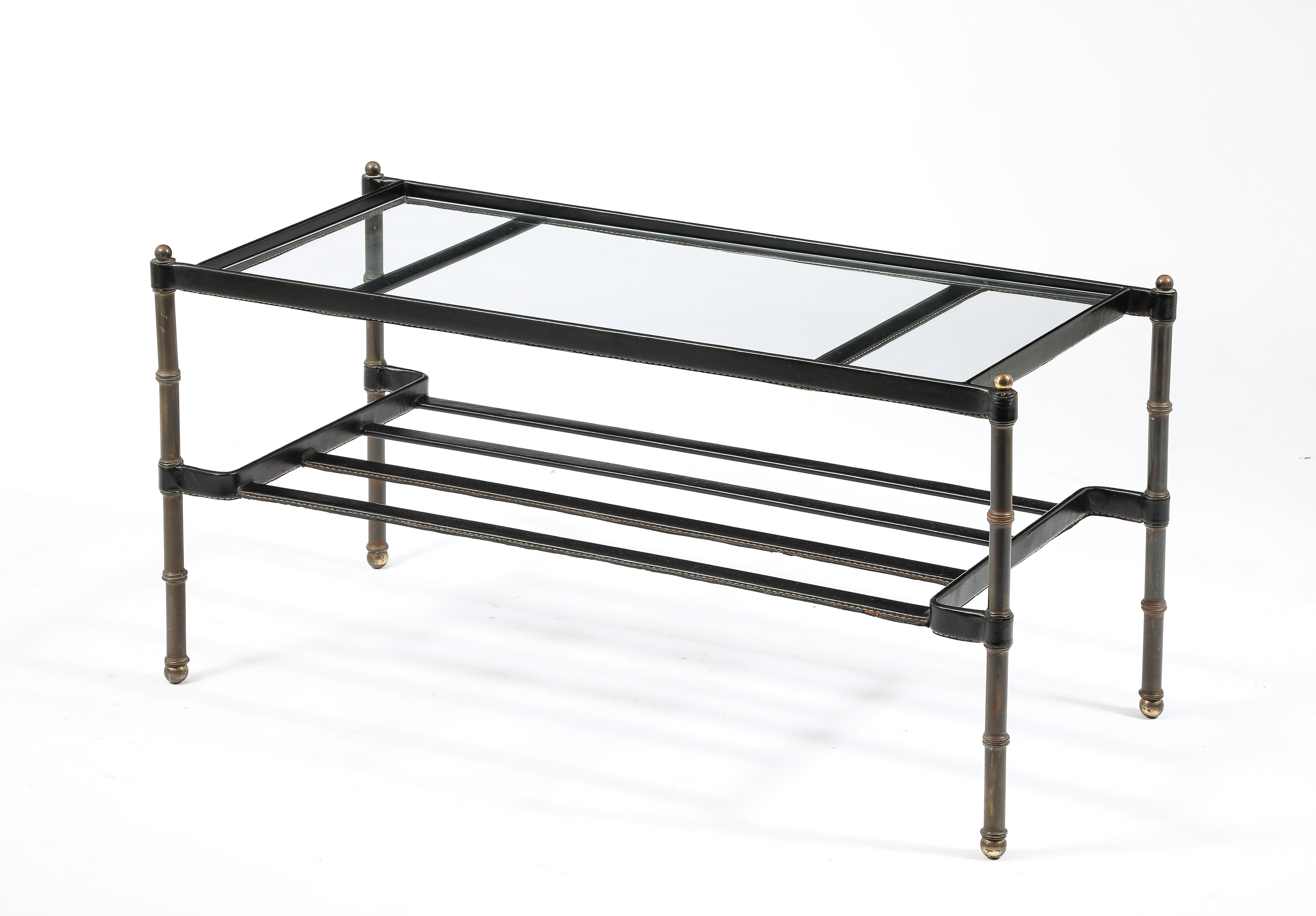Paire de tables basses assorties Jacques Adnet en cuir et laiton, France, années 1950 en vente 8