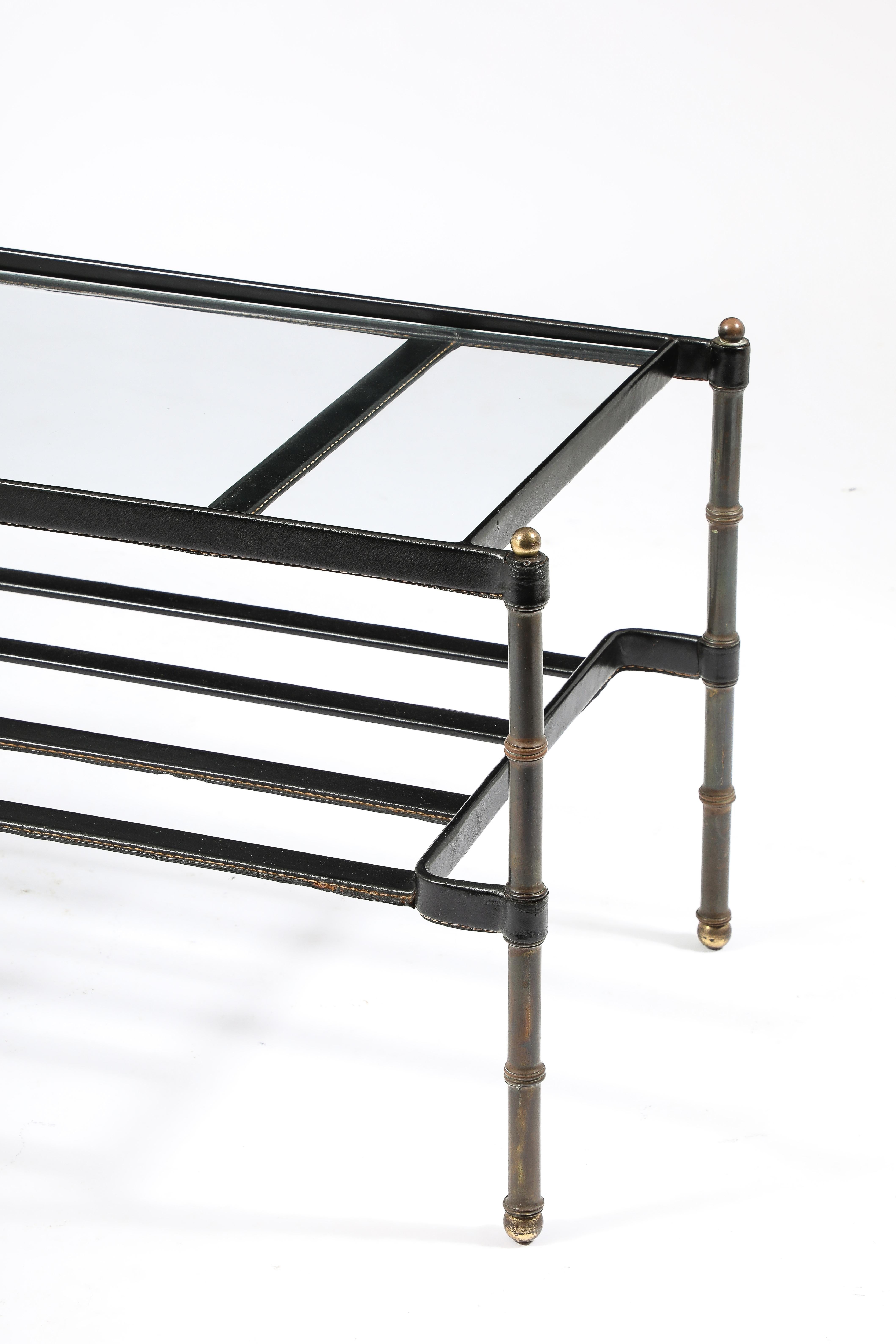 Paire de tables basses assorties Jacques Adnet en cuir et laiton, France, années 1950 en vente 9