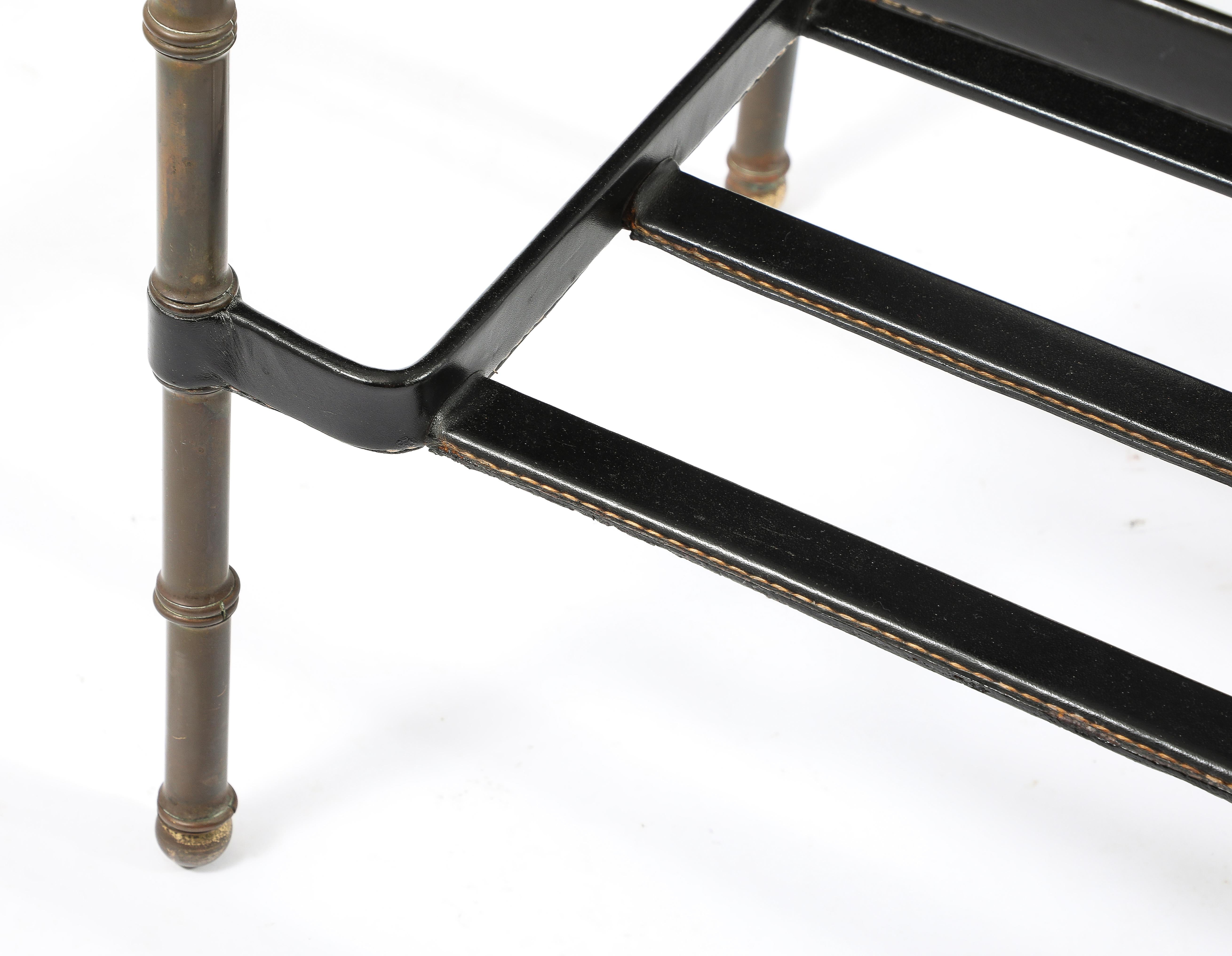 Paire de tables basses assorties Jacques Adnet en cuir et laiton, France, années 1950 en vente 10