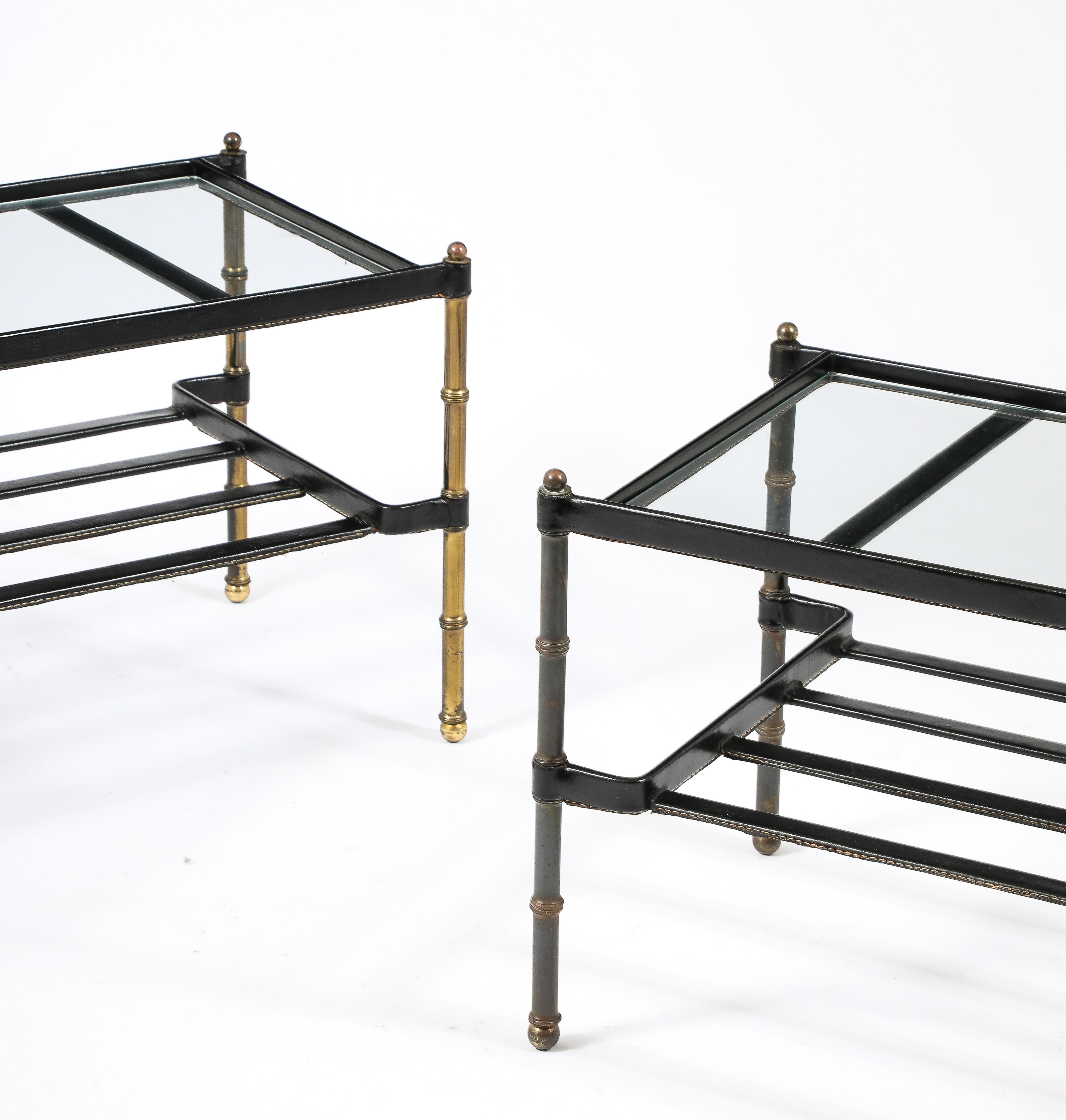 Mid-Century Modern Paire de tables basses assorties Jacques Adnet en cuir et laiton, France, années 1950 en vente