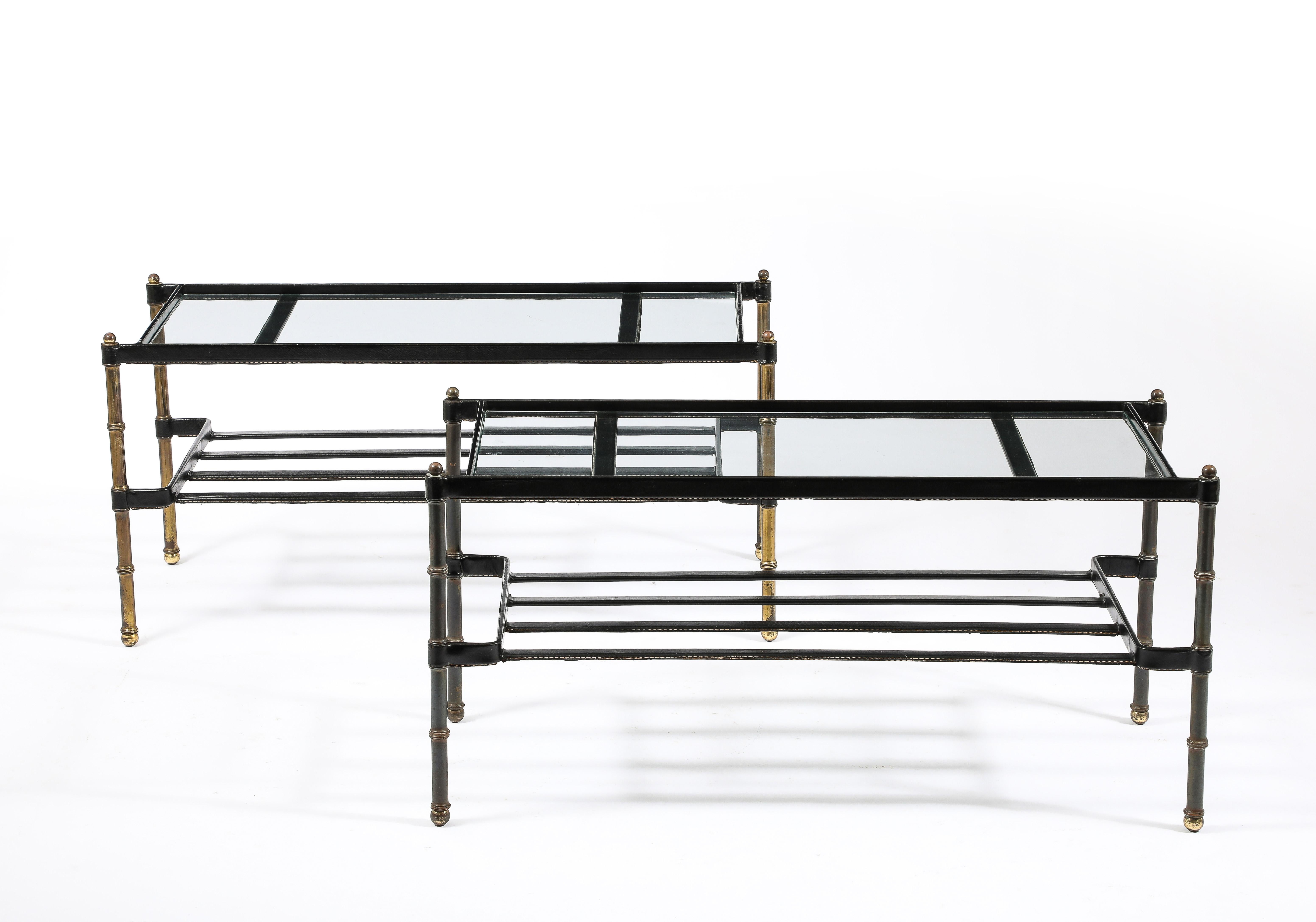 Français Paire de tables basses assorties Jacques Adnet en cuir et laiton, France, années 1950 en vente