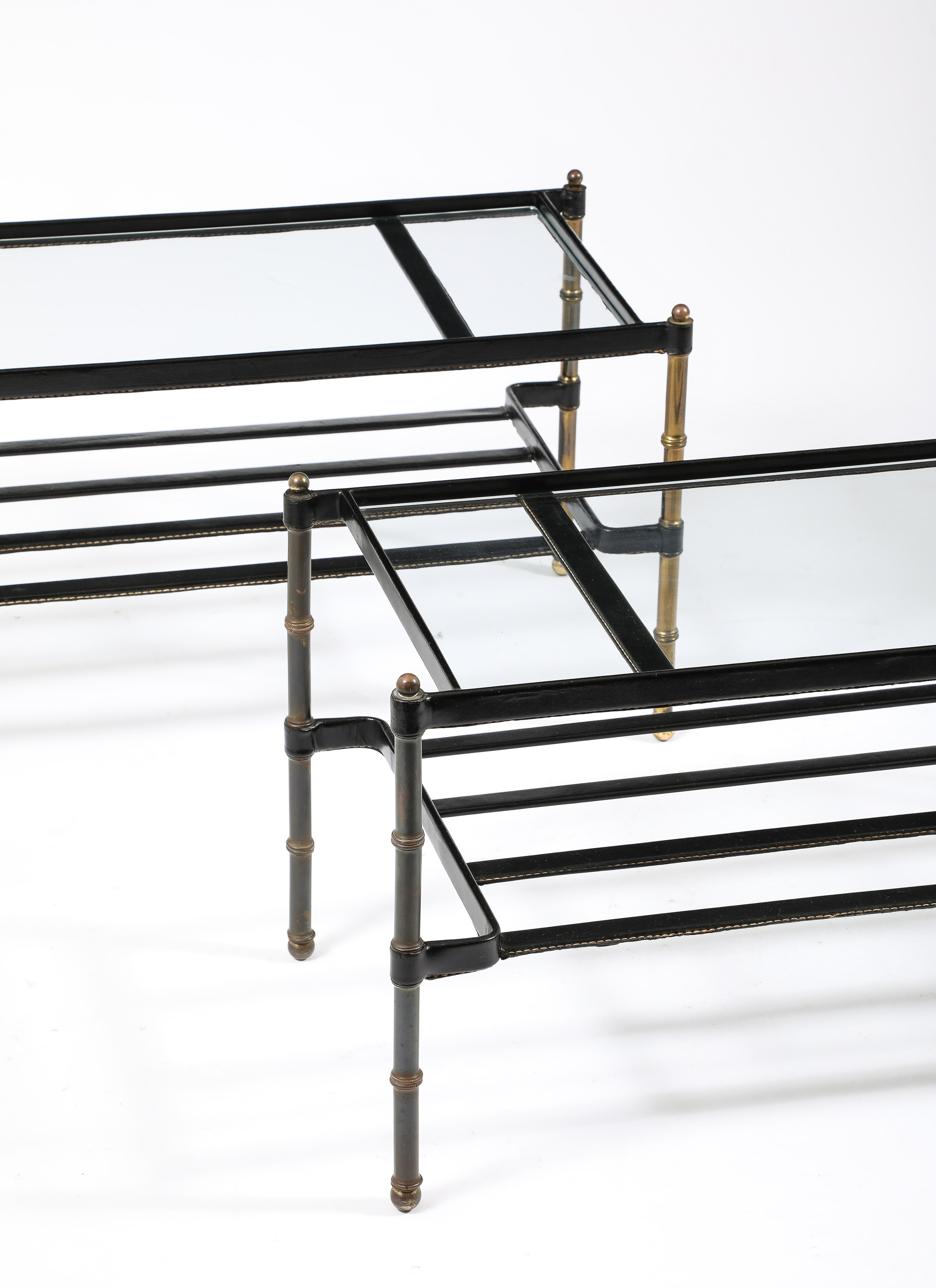Paire de tables basses assorties Jacques Adnet en cuir et laiton, France, années 1950 Bon état - En vente à New York, NY