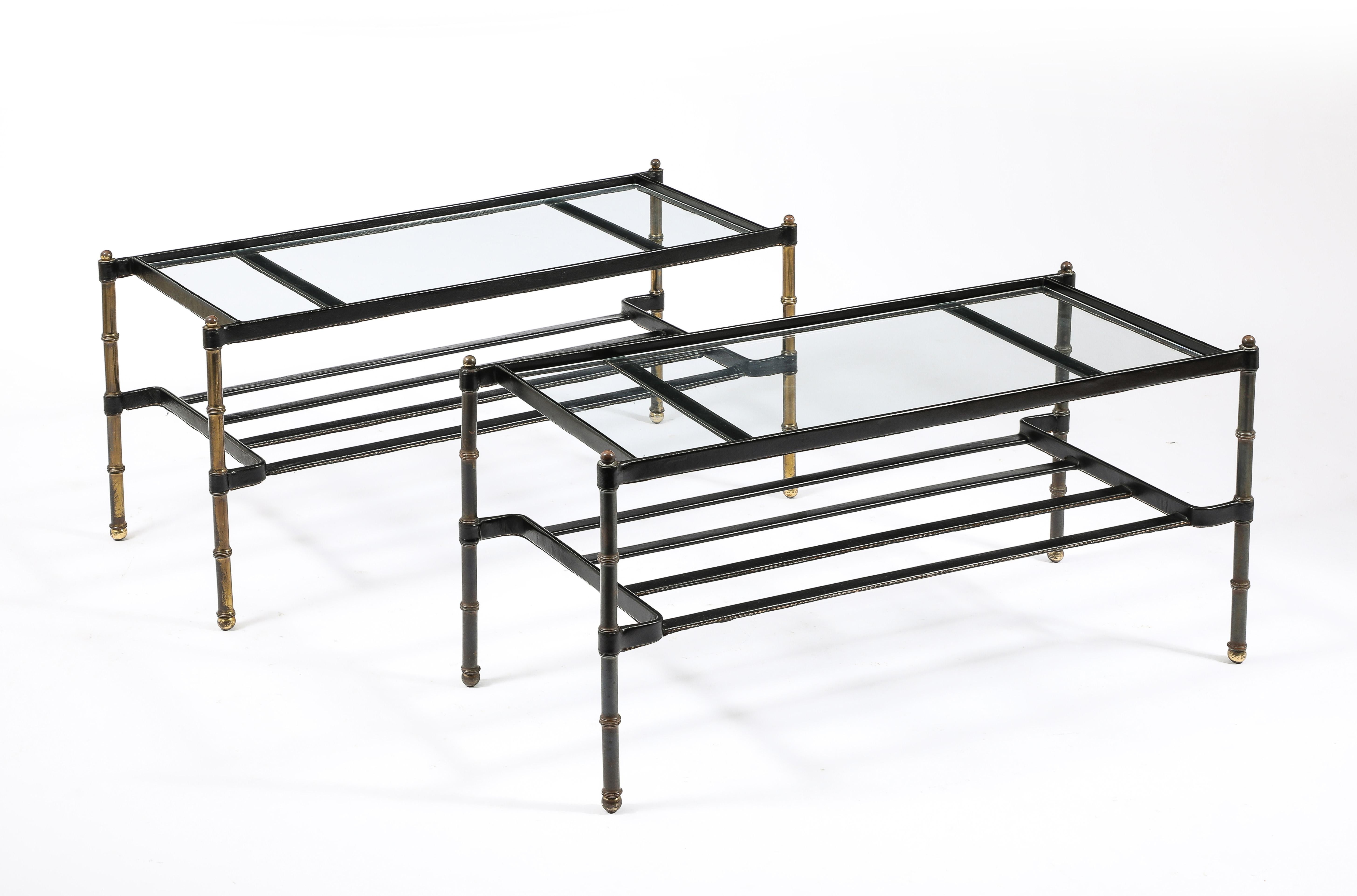 20ième siècle Paire de tables basses assorties Jacques Adnet en cuir et laiton, France, années 1950 en vente