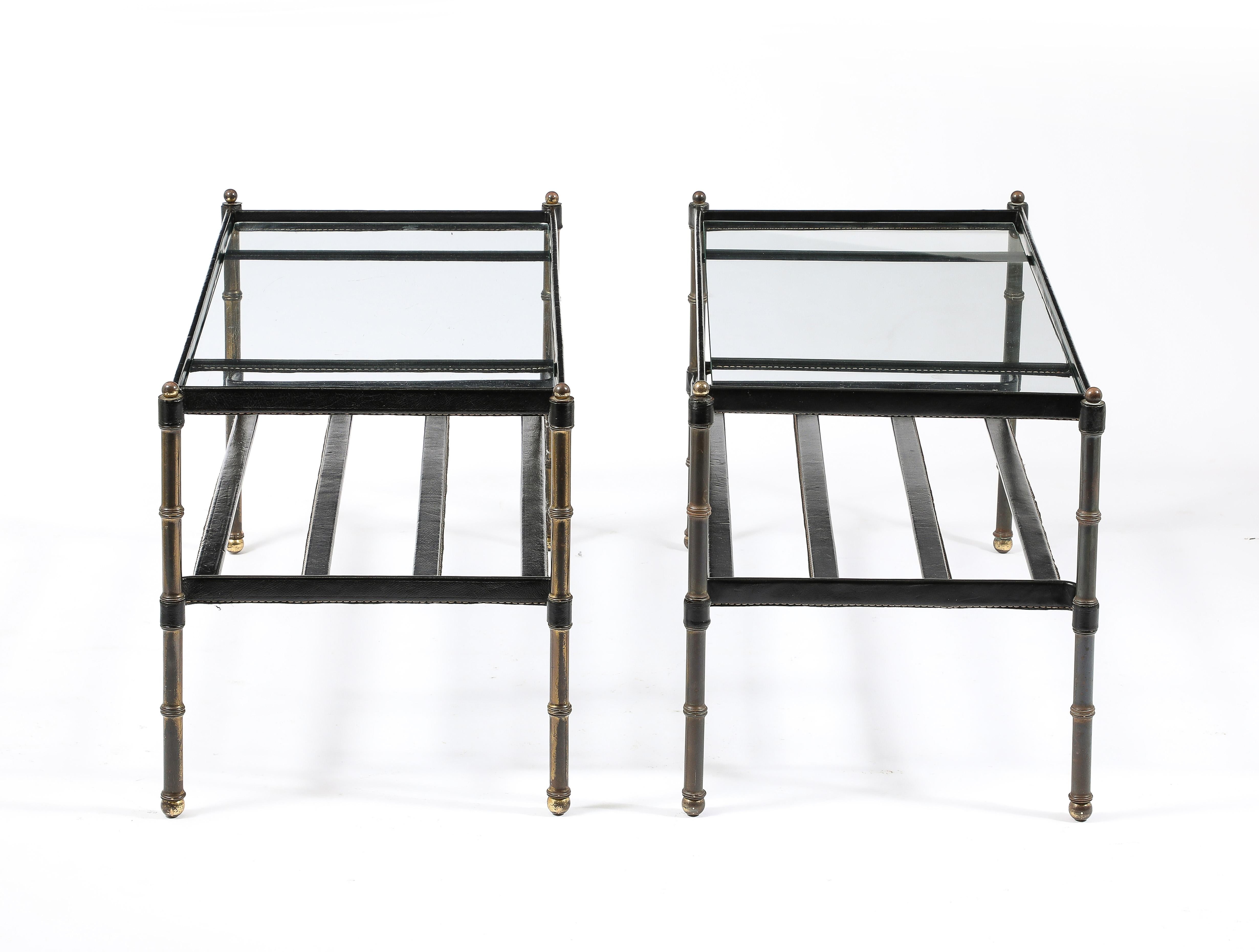 Laiton Paire de tables basses assorties Jacques Adnet en cuir et laiton, France, années 1950 en vente