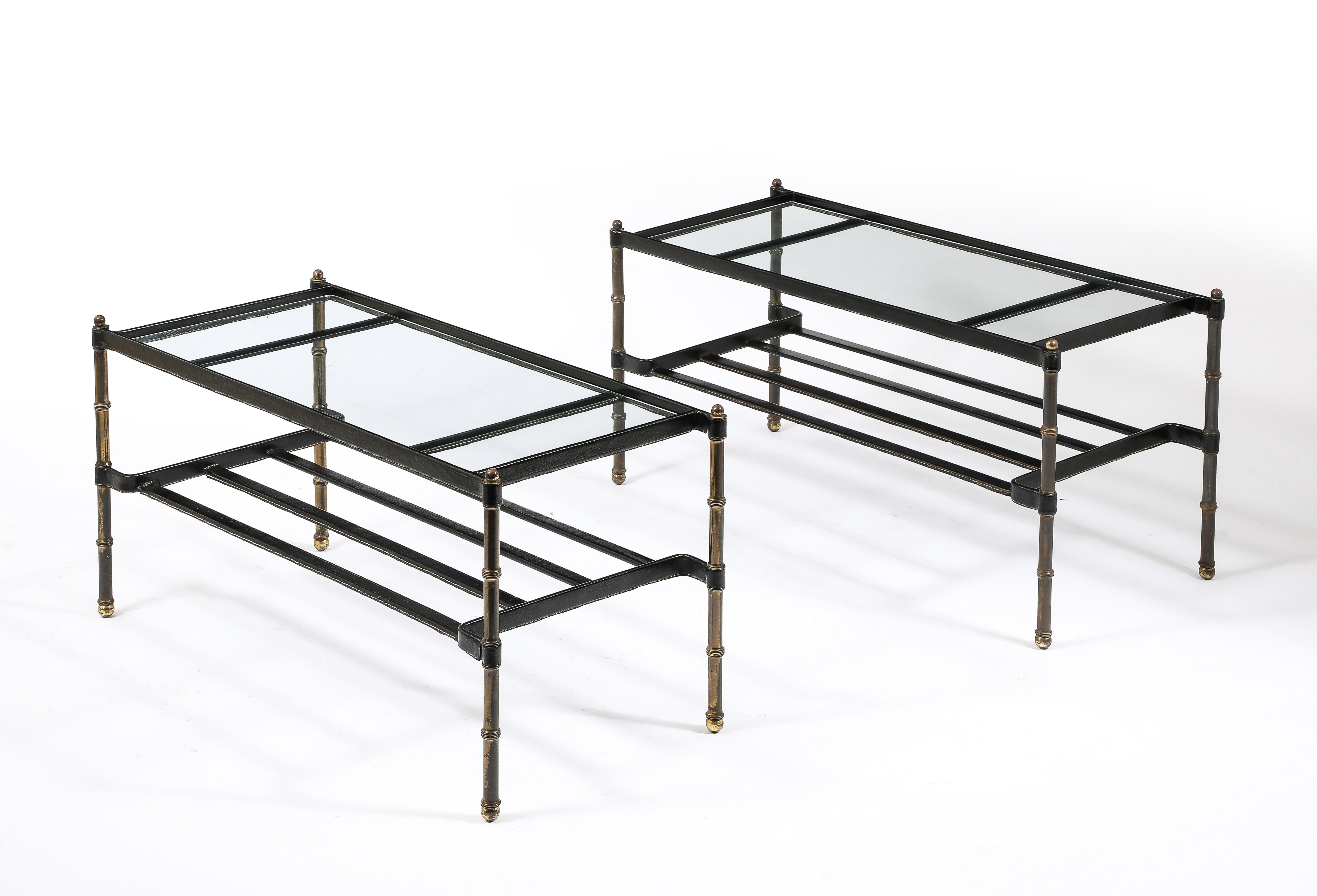 Paire de tables basses assorties Jacques Adnet en cuir et laiton, France, années 1950 en vente 1