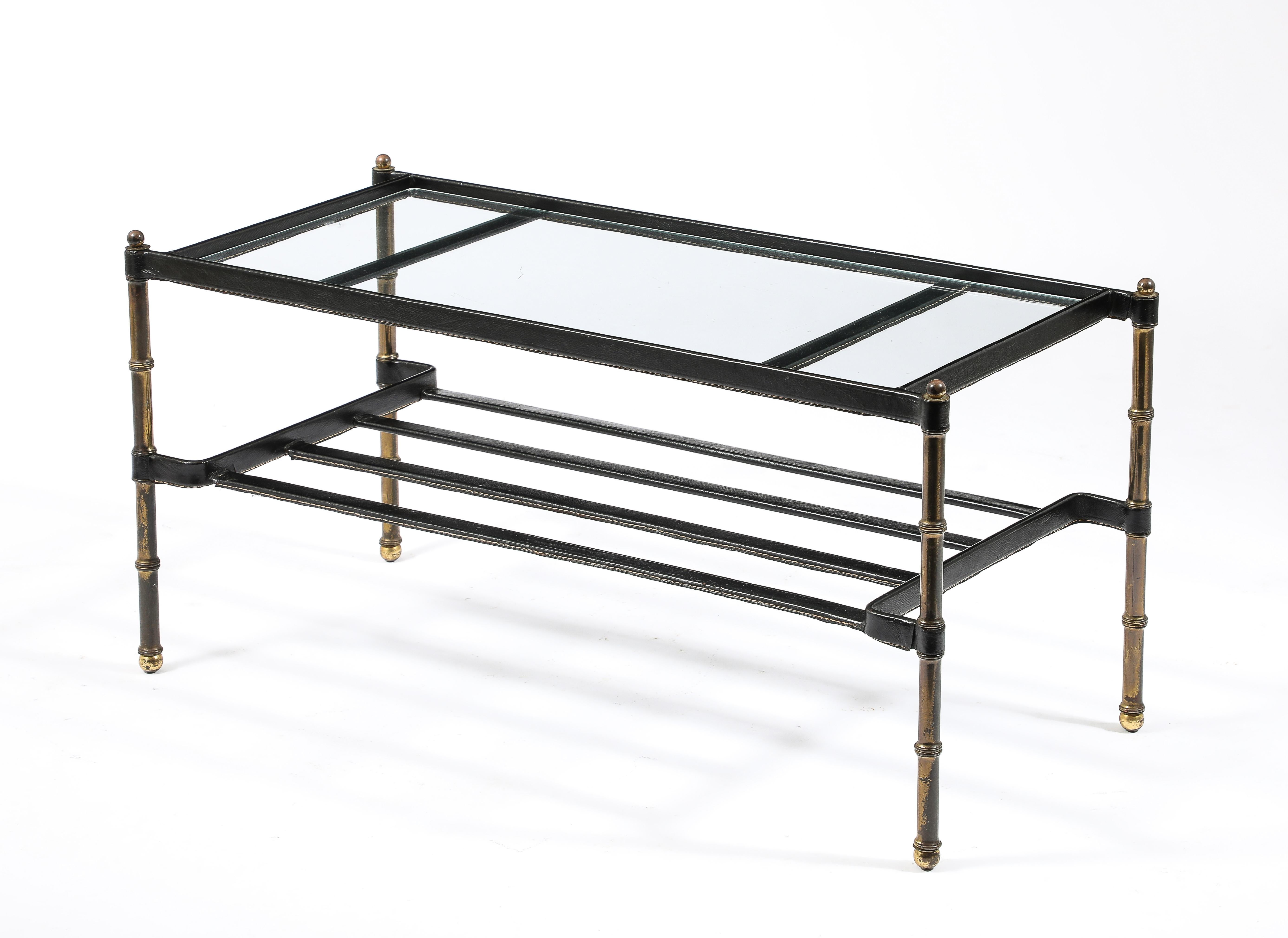 Paire de tables basses assorties Jacques Adnet en cuir et laiton, France, années 1950 en vente 2