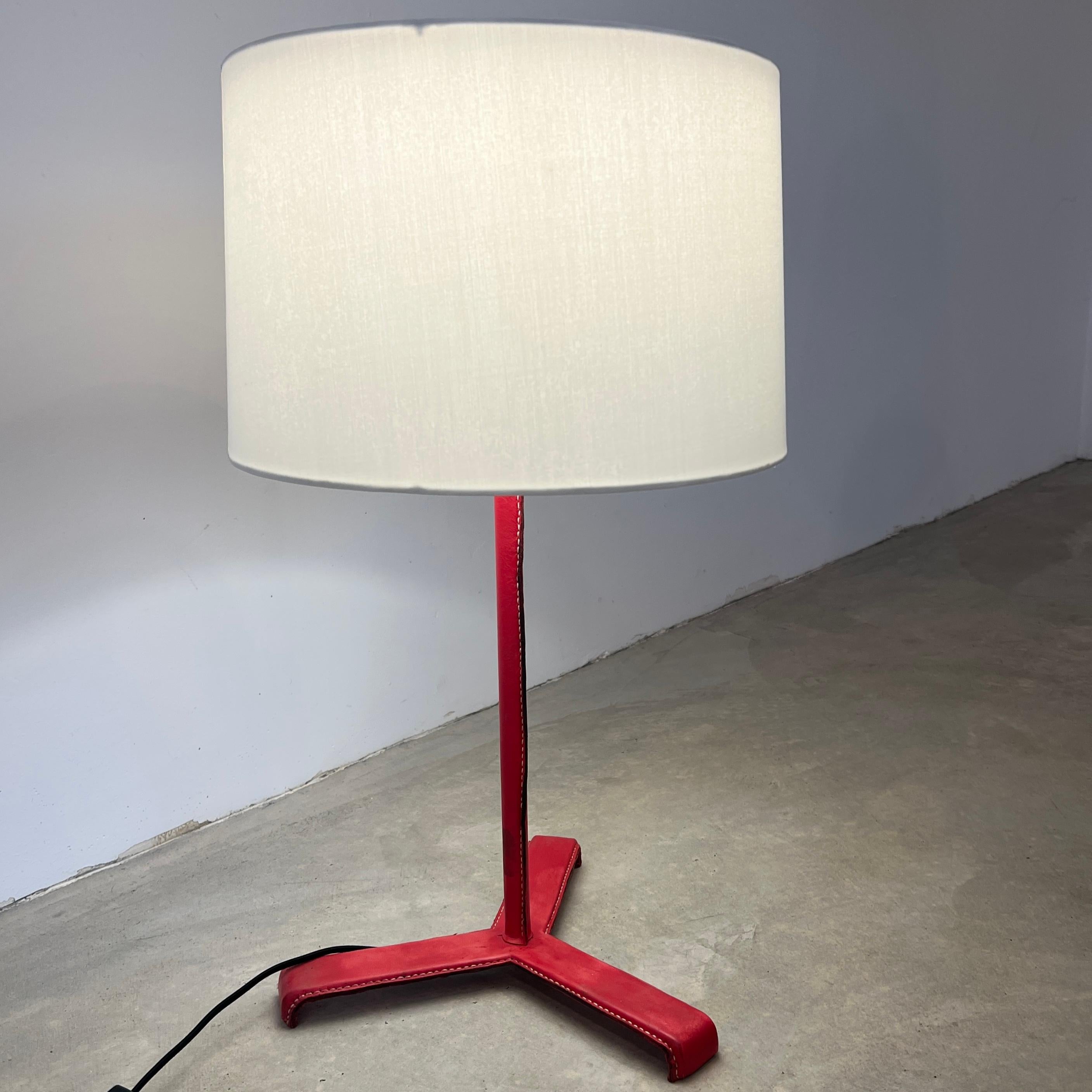 Paar Jacques Adnet Tischlampen aus rotem Leder, 1950er Jahre Frankreich (Französisch) im Angebot