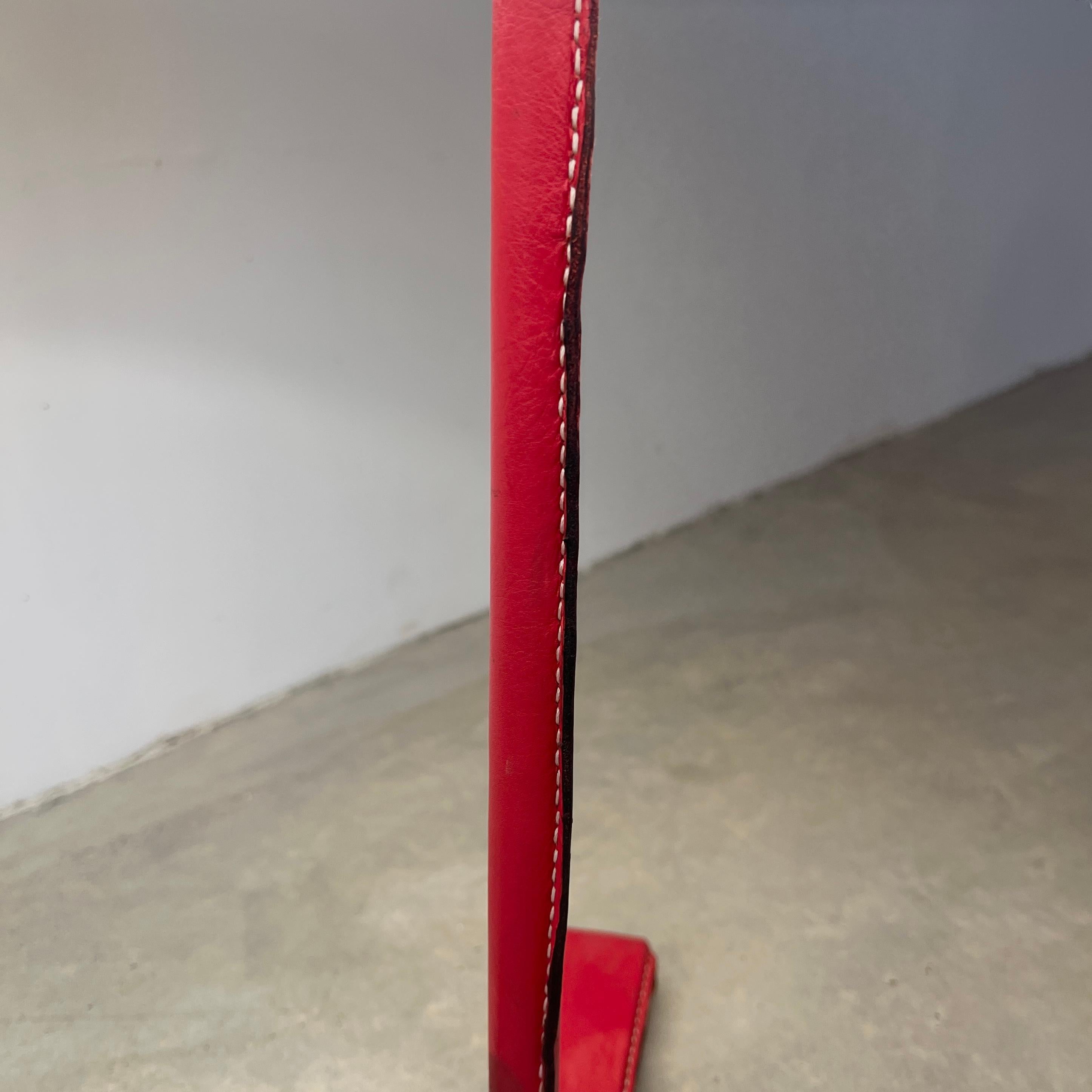 Paar Jacques Adnet Tischlampen aus rotem Leder, 1950er Jahre Frankreich (Mitte des 20. Jahrhunderts) im Angebot