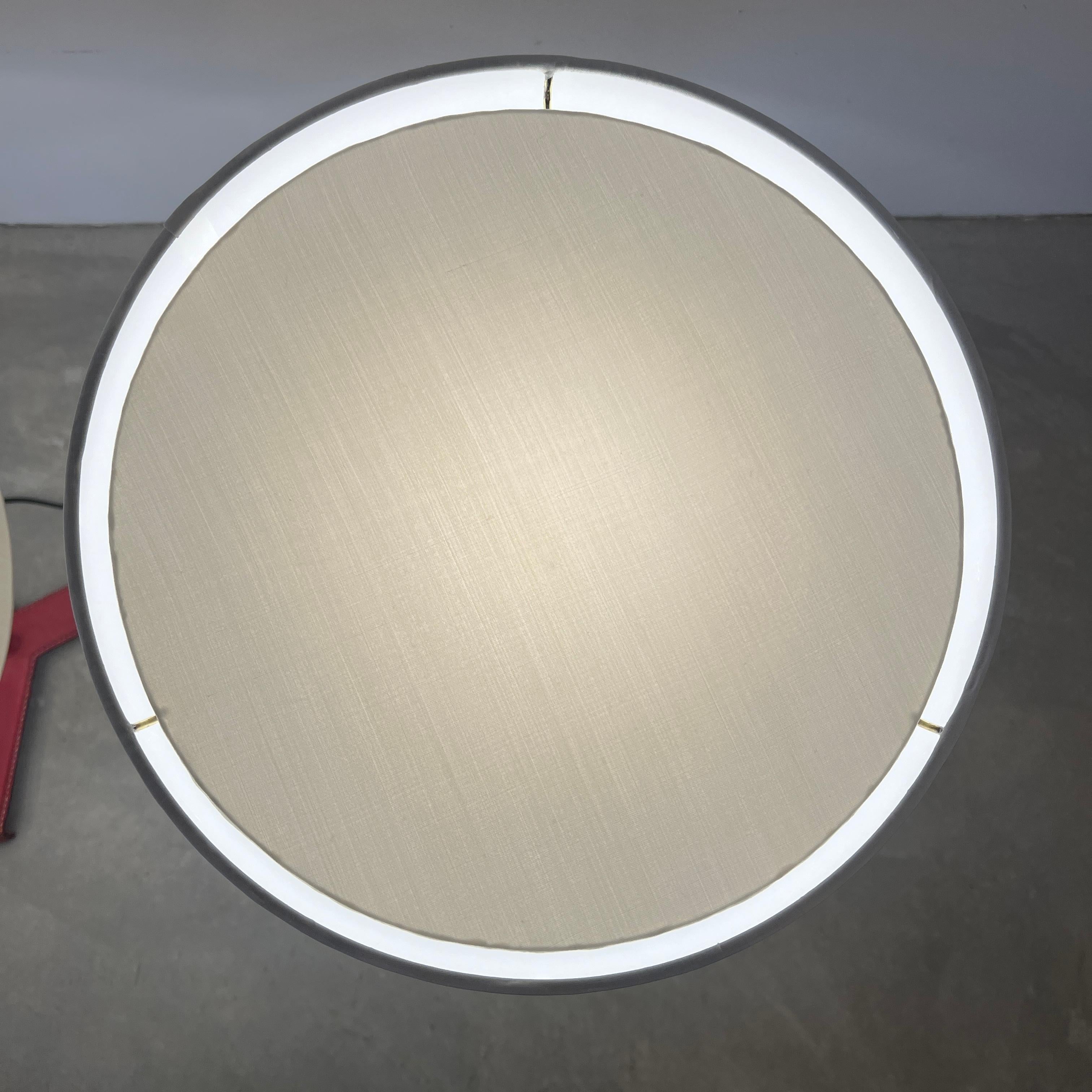 Paar Jacques Adnet Tischlampen aus rotem Leder, 1950er Jahre Frankreich (Messing) im Angebot