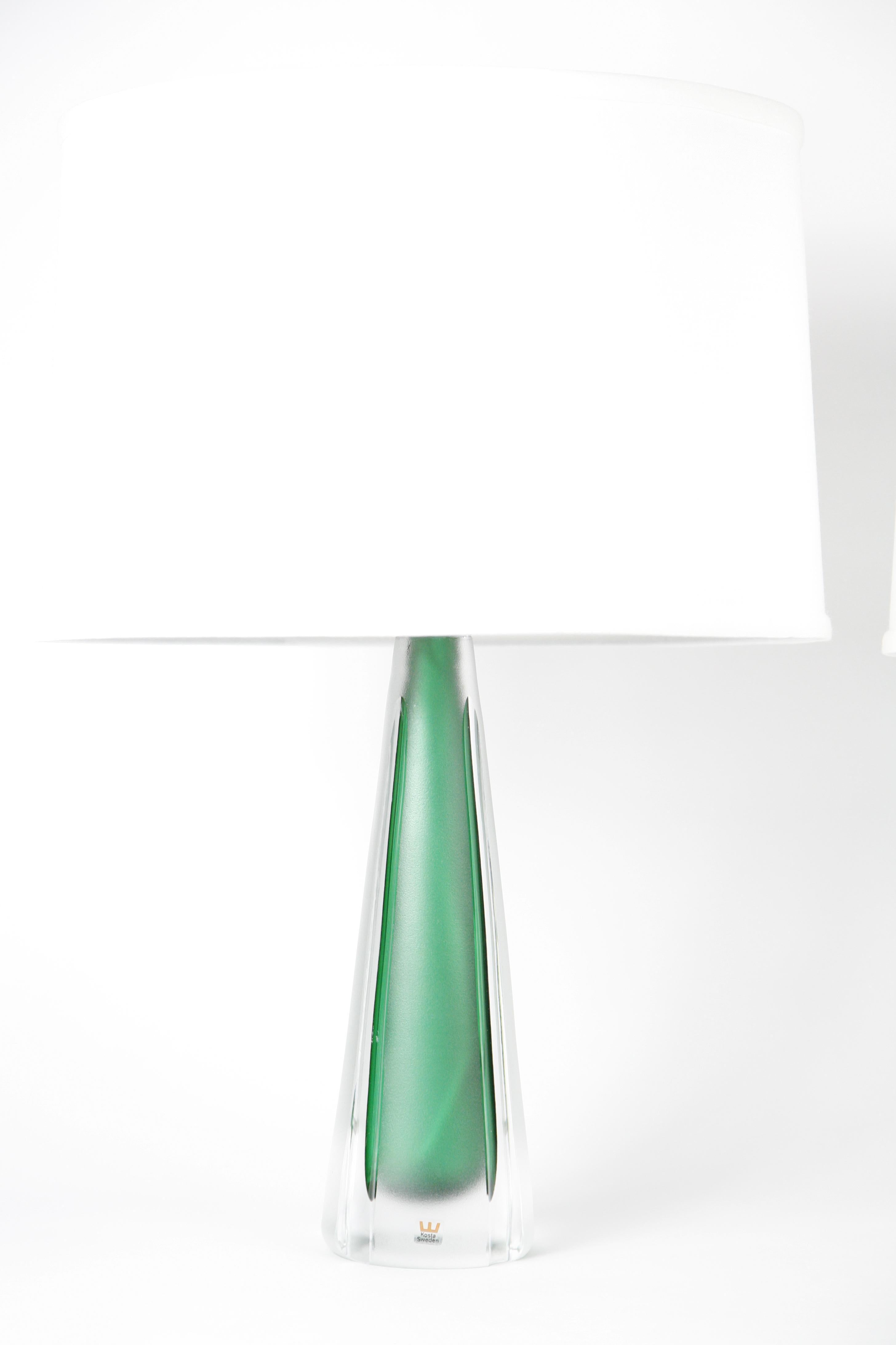 Paire de lampes en verre clair et vert Jade par Kosta, Suède, 1980.
En partie en verre vert dépoli et en verre clair et lisse, ces objets sont extrêmement beaux. La base est très lourde car elle est entièrement en verre, seul le noyau intérieur est
