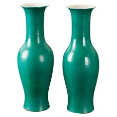 Paar japanische Vasen aus grünem Jade-Porzellan