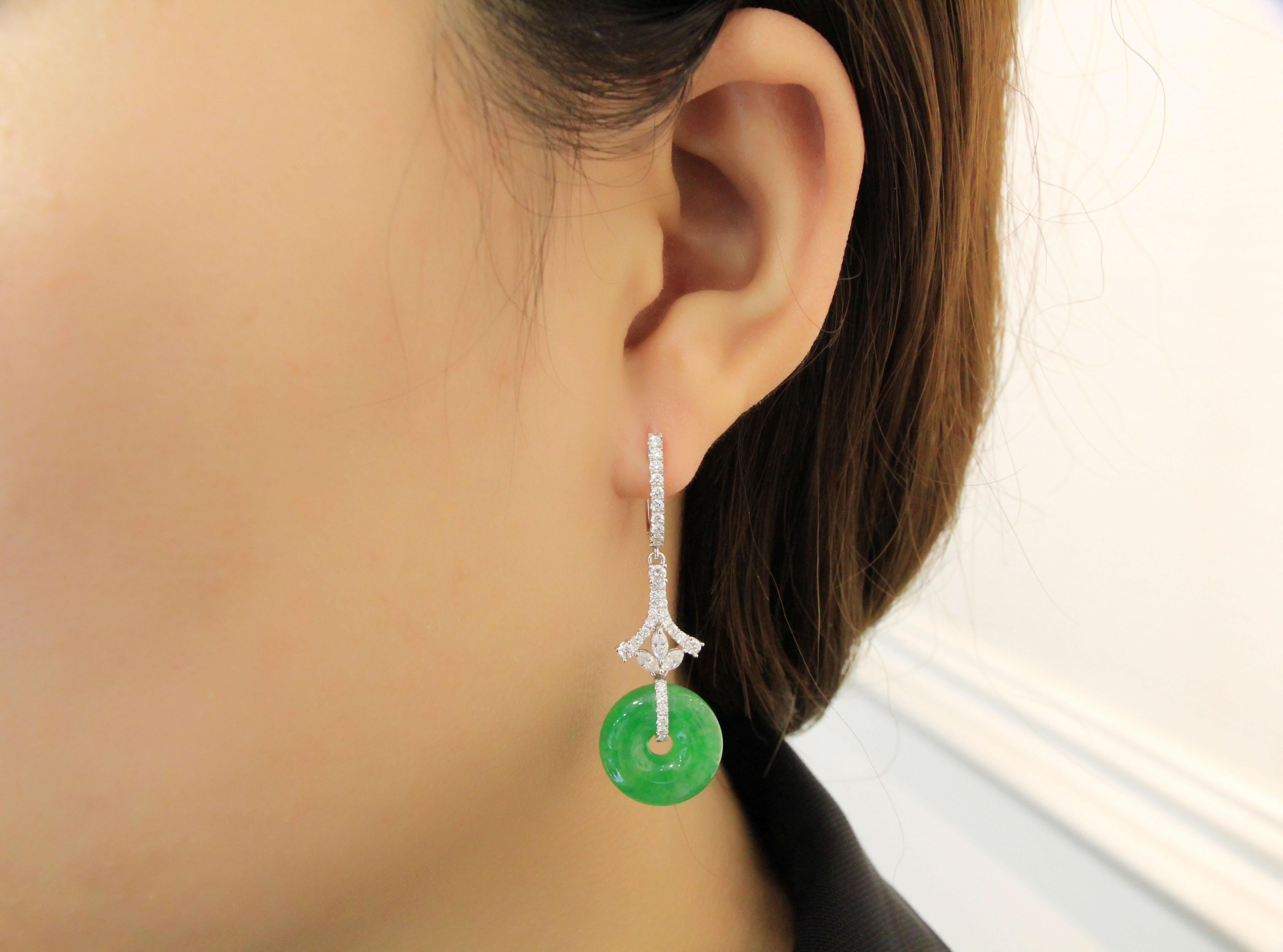A Pair of Imperial Jadeite and Diamond Earrings in 18 Karat White Gold In New Condition For Sale In Macau, MO