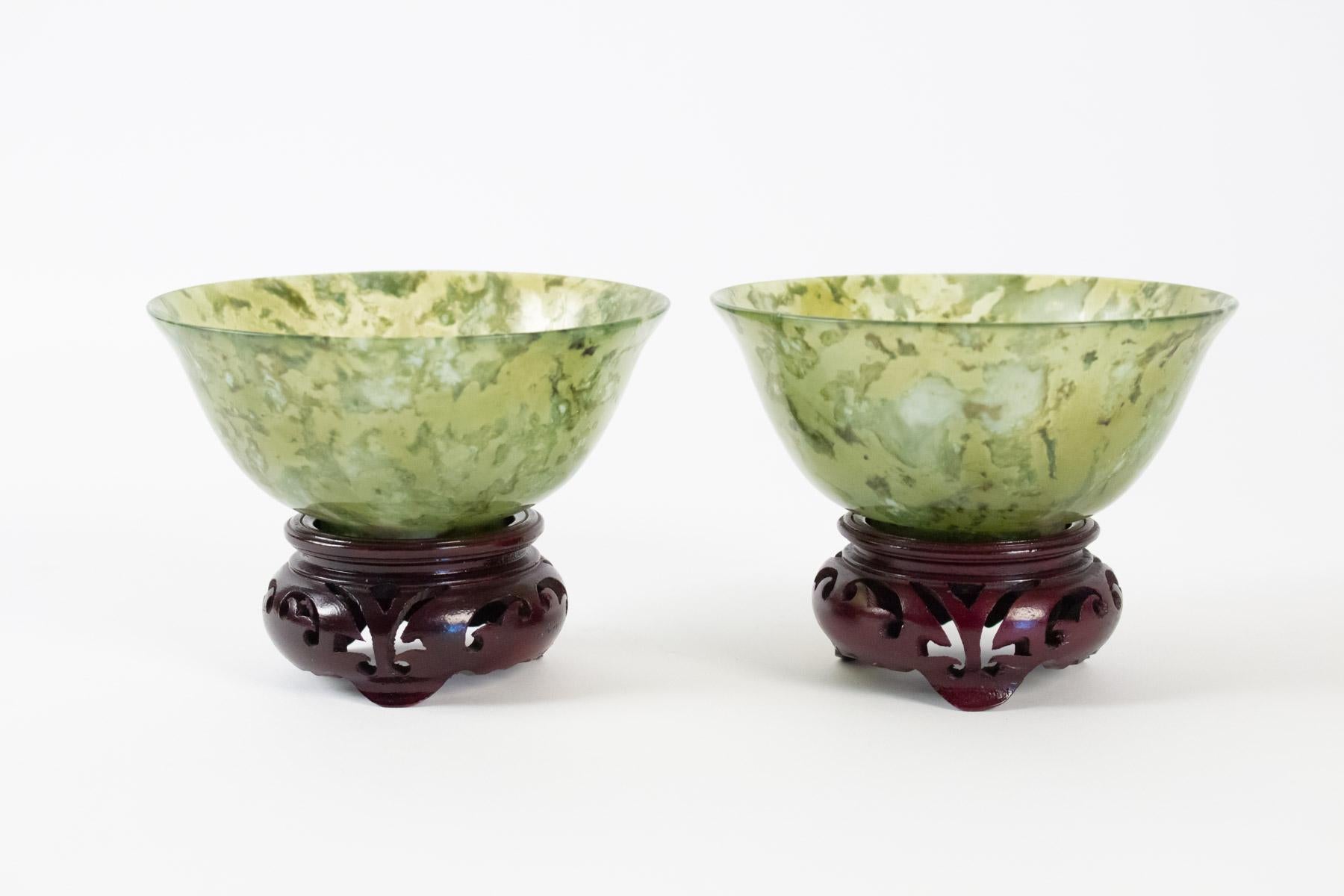 Pair of Bowenite cups, Asian Art, antiquity, mid 20th century, China, carved wood base.
Measures: D 10cm, H 7cm with the base.