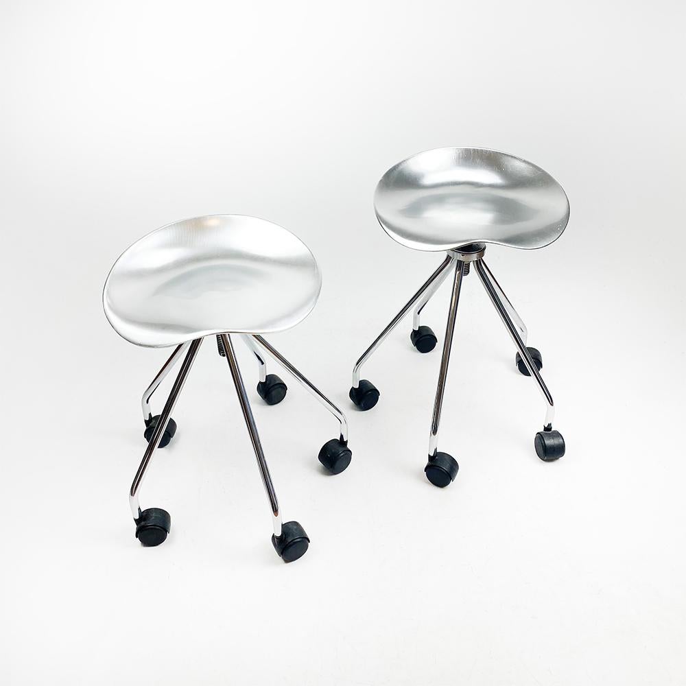 Pair of Jamaica stools designed by Pepe Cortes for Amat 3, 1991.

Chromed steel legs and cast aluminum seat.

Adjustable height and plastic wheels.

They have some scratches from use.

Measurements: 49 cm. height 60cm. diameter. paws

The