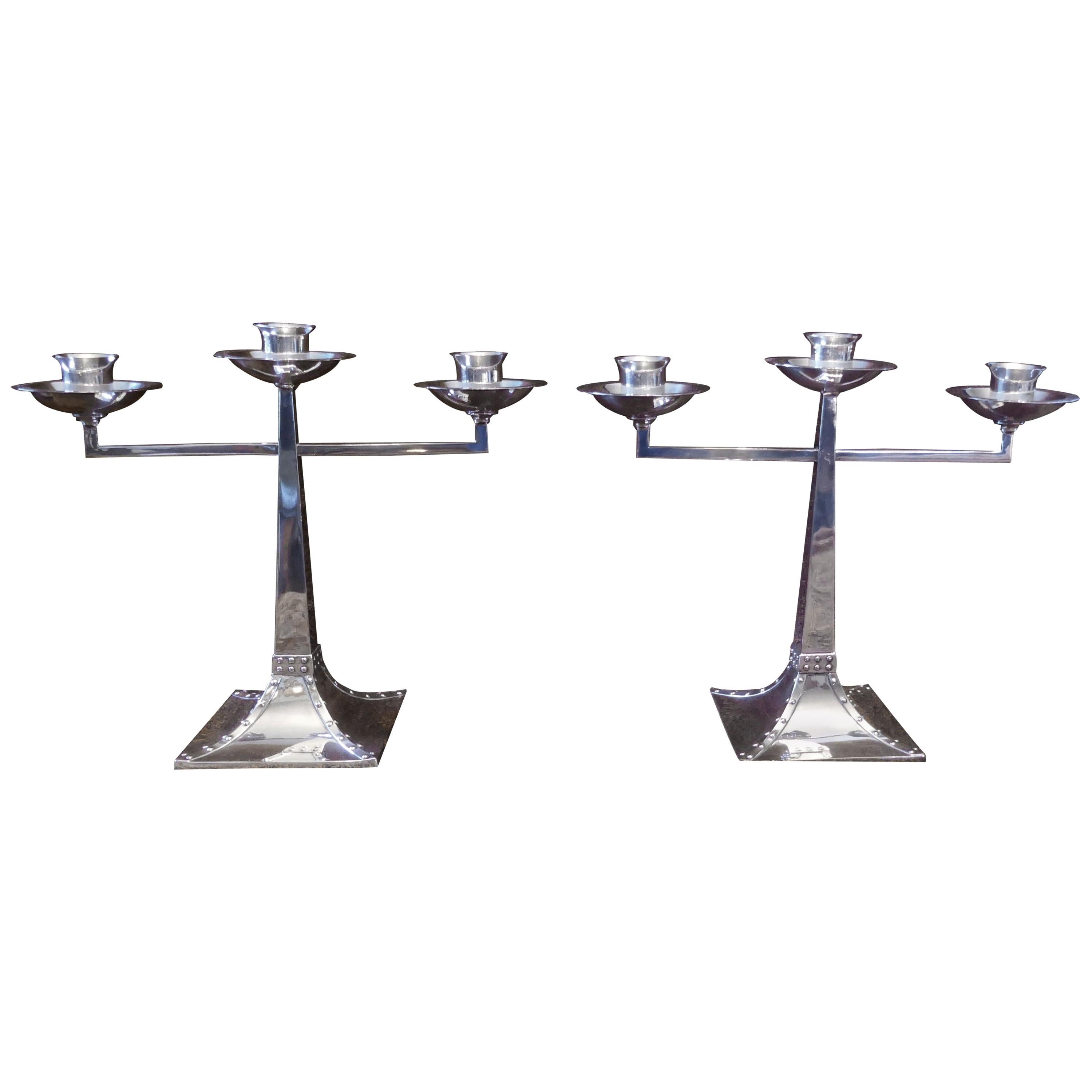& Paire de candélabres Arts et Métiers à trois branches en argent James Dixon & Sons en vente