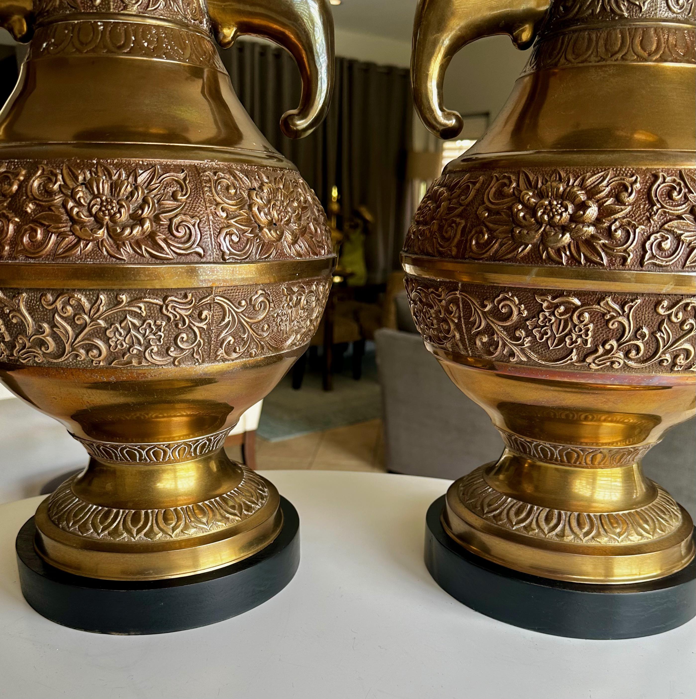Paire de lampes de table en laiton d'inspiration asiatique avec poignées d'éléphant de James Mont en vente 4